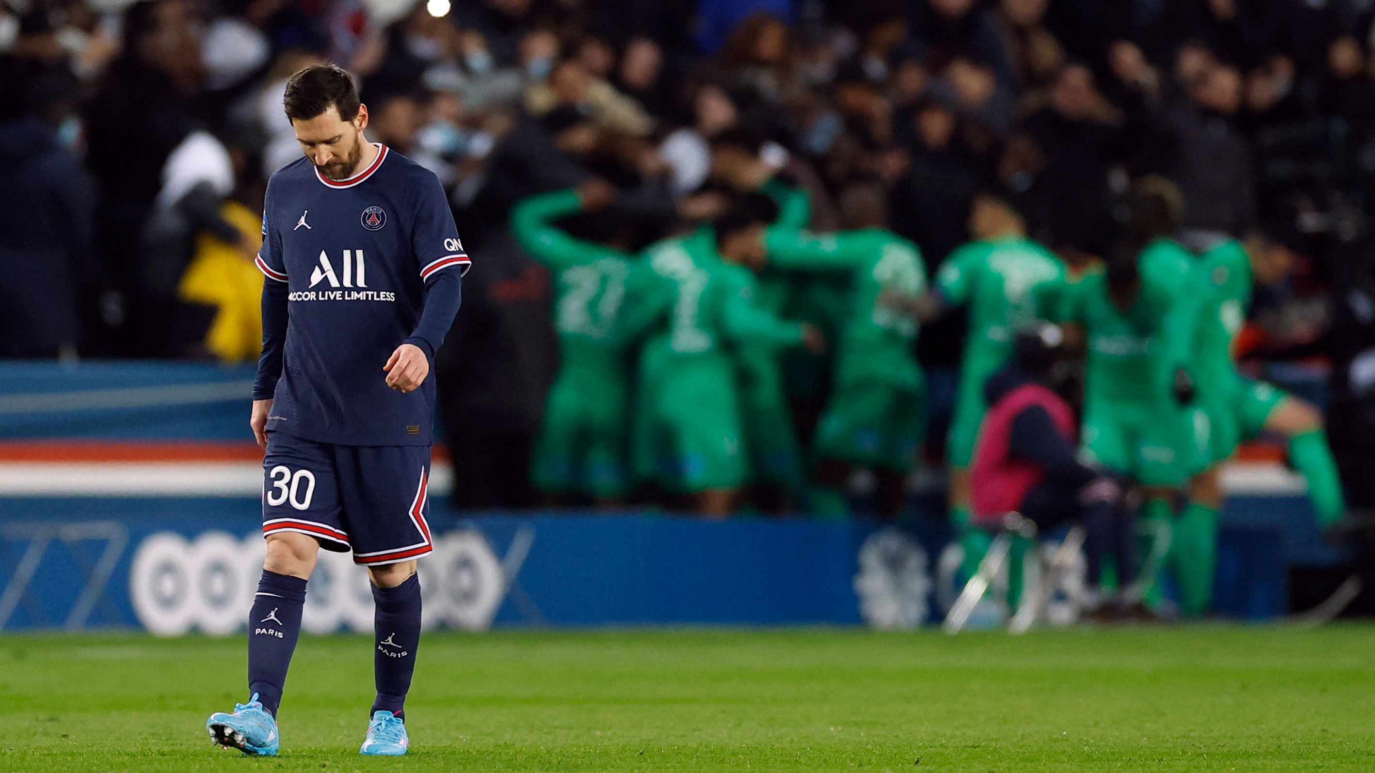 Messi, deluso dal PSG.  Nella sua prima stagione, gli infortuni lo hanno raggiunto e la squadra non ha finito la maglia (REUTERS/Christian Hartmann)