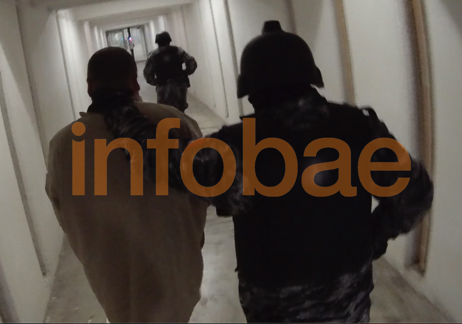 El Chapo es llevado por uno de los pasillos del centro penitenciario (Fuente: Especial)