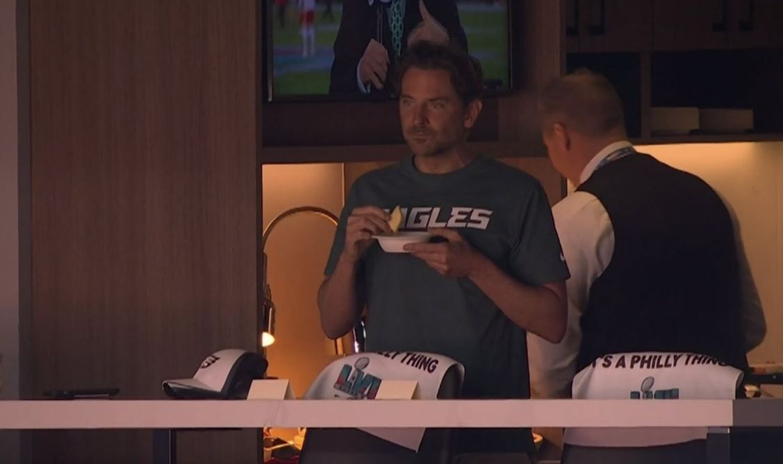Desde los más exclusivos palcos del estadio, el actor Bradley Cooper eligió presenciar el partido con una remera del equipo del que es fanático: Eagles (Foto: Twitter)