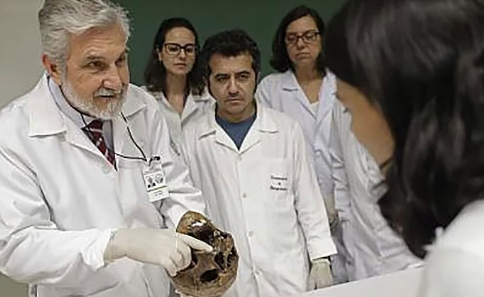 El doctor Muñoz con el cráneo del "Ángel de la muerte" (AP)