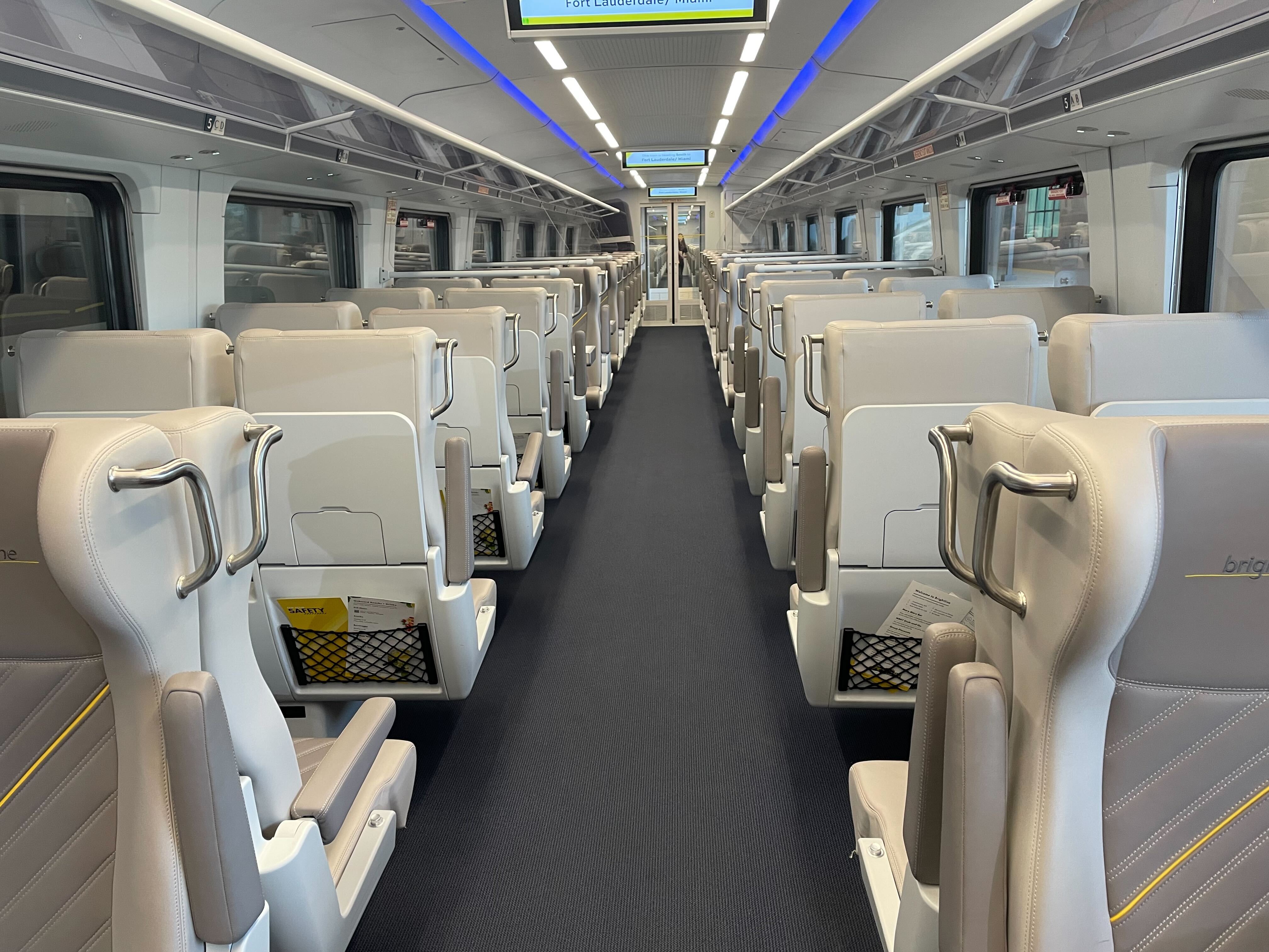 Un moderno tren Brightline surca las vías, acercando a Miami y Orlando en un cómodo y rápido viaje que transforma la experiencia de viajar por Florida