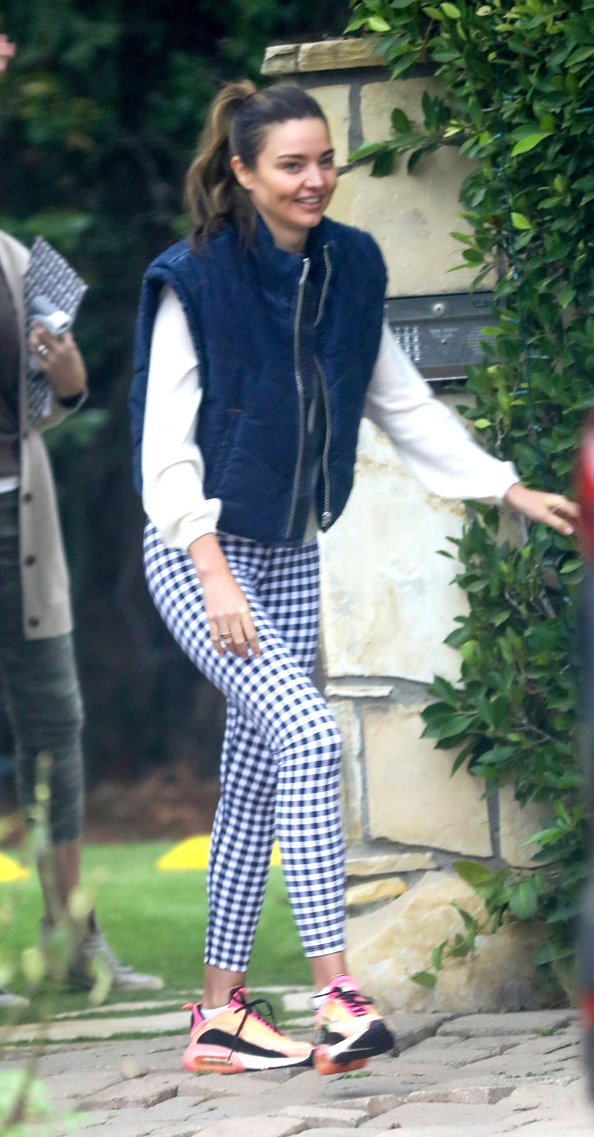 Miranda Kerr fue fotografiada cuando salía de la casa de una amiga en Los Ángeles. Lució un pantalón blanco y azul a cuadros que combinó con una polera blanca y un chaleco azul (Fotos: The Grosby Group)
