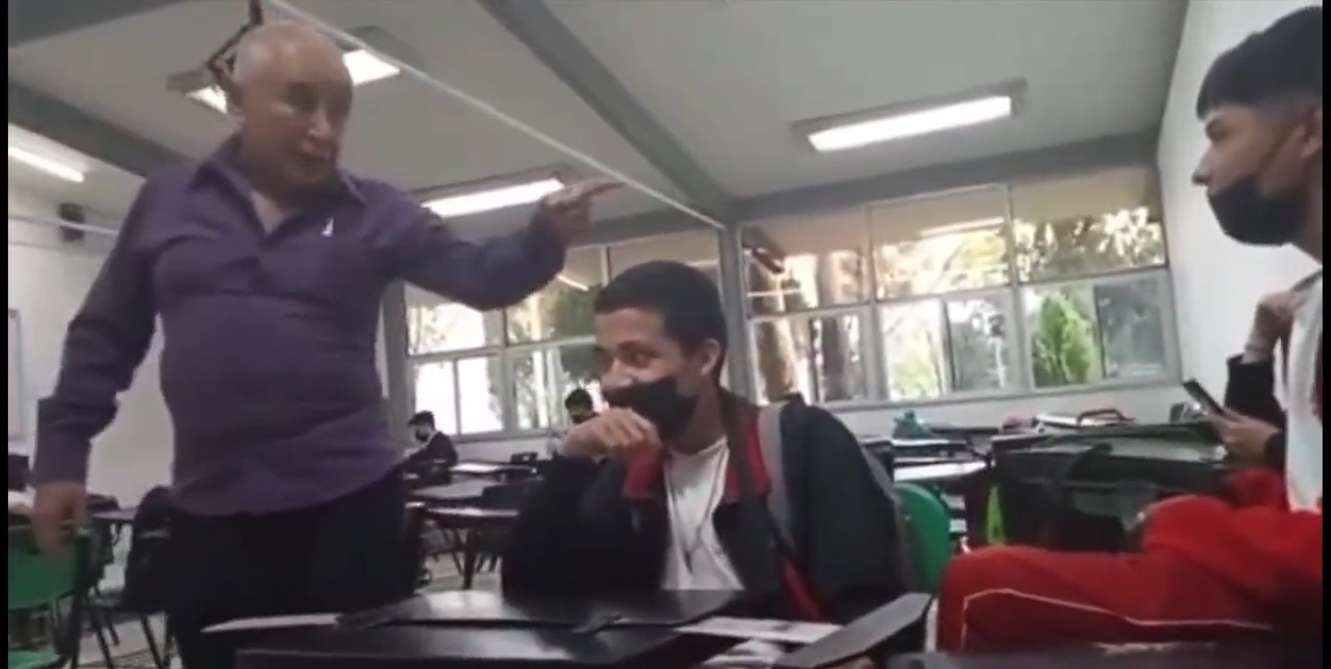El docente amenazó con golpear a su alumno si no guardaba silencio (Captura de pantalla)