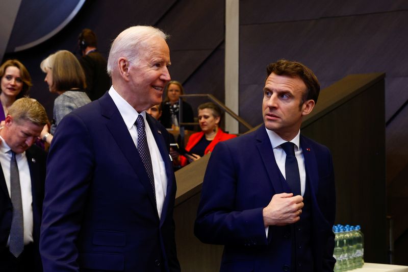 Biden habla con su par francés antes de una cumbre de la OTAN en Bruselas, Bélgica (REUTERS/Gonzalo Fuentes)