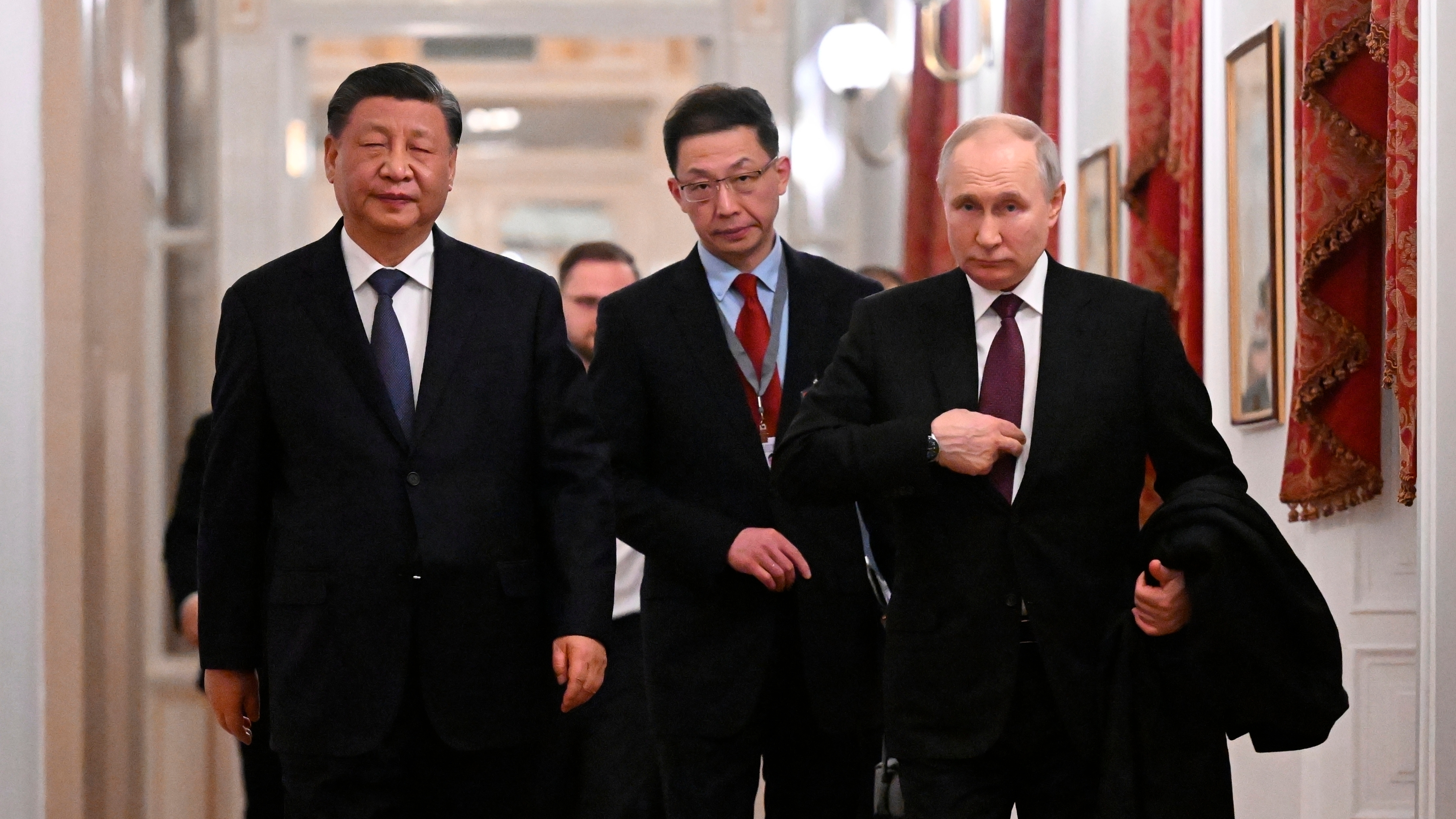 Xi y Putin caminan luego de sostener reuniones en el Kremlin (Sputnik/AP)