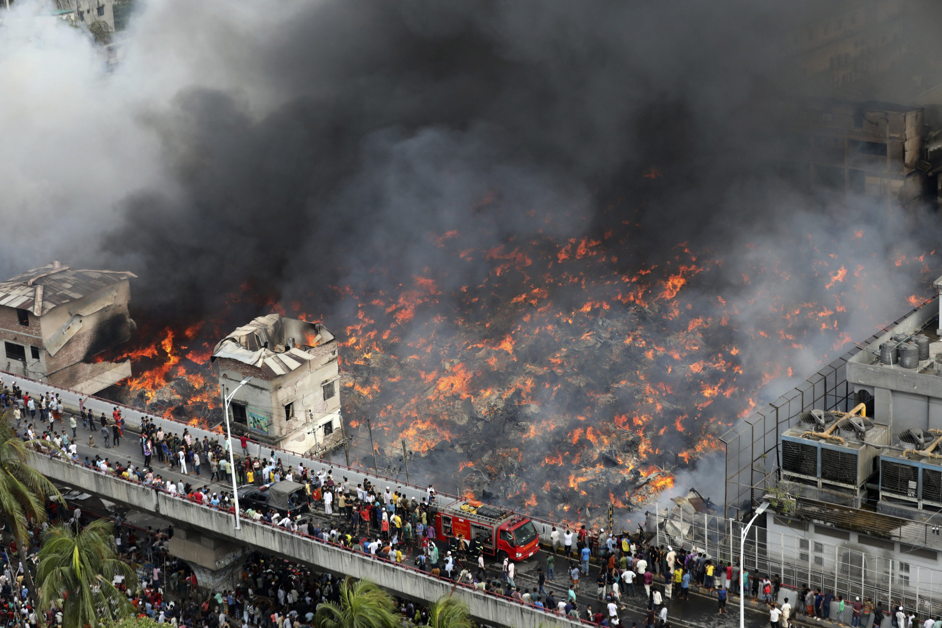 Imágenes del devastador incendio en un mercado de ropa en Bangladesh 