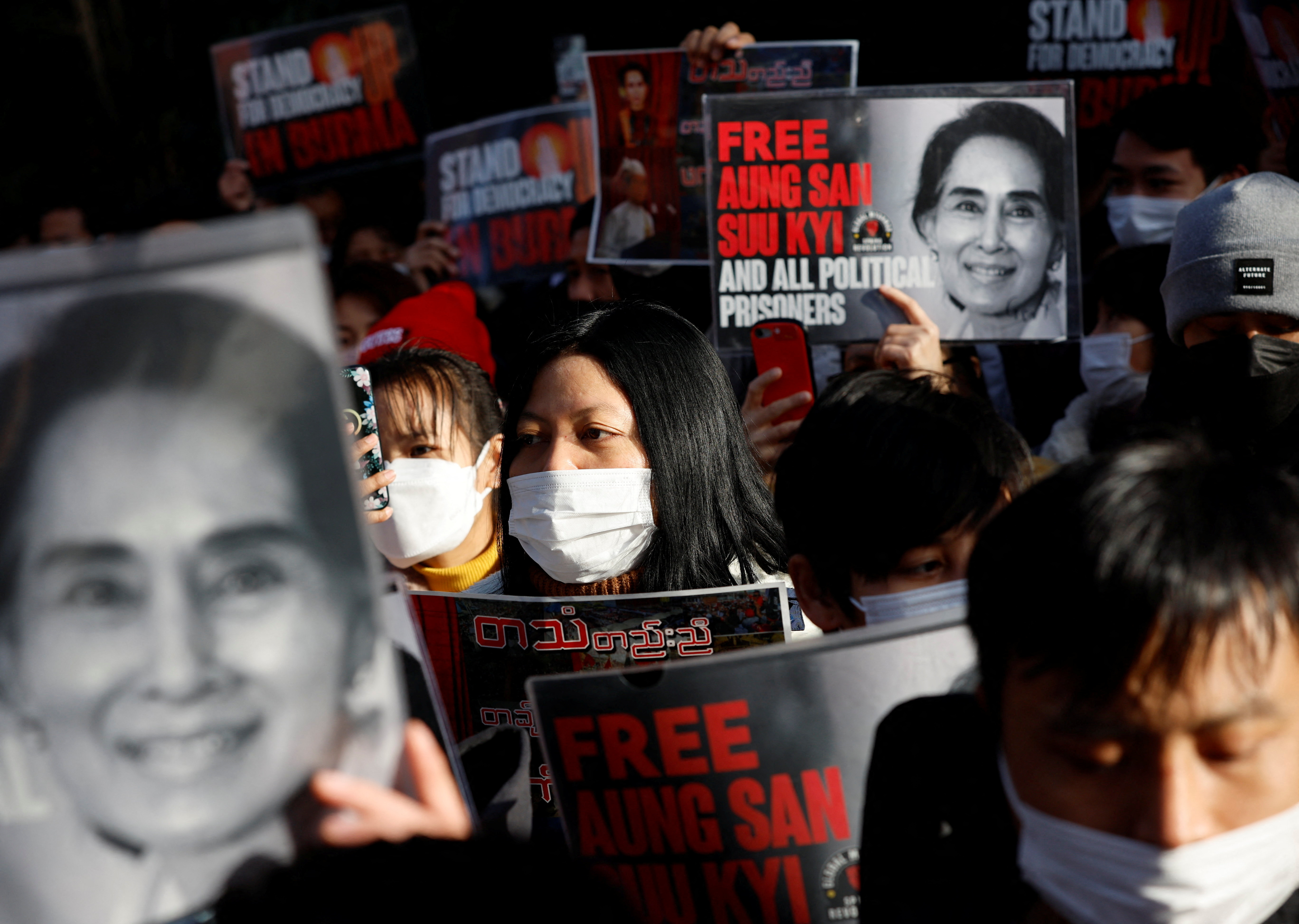La junta militar de Myanmar arremetió contra la líder Aung San Suu Kyi y anunció la disolución de su partido. (REUTERS)