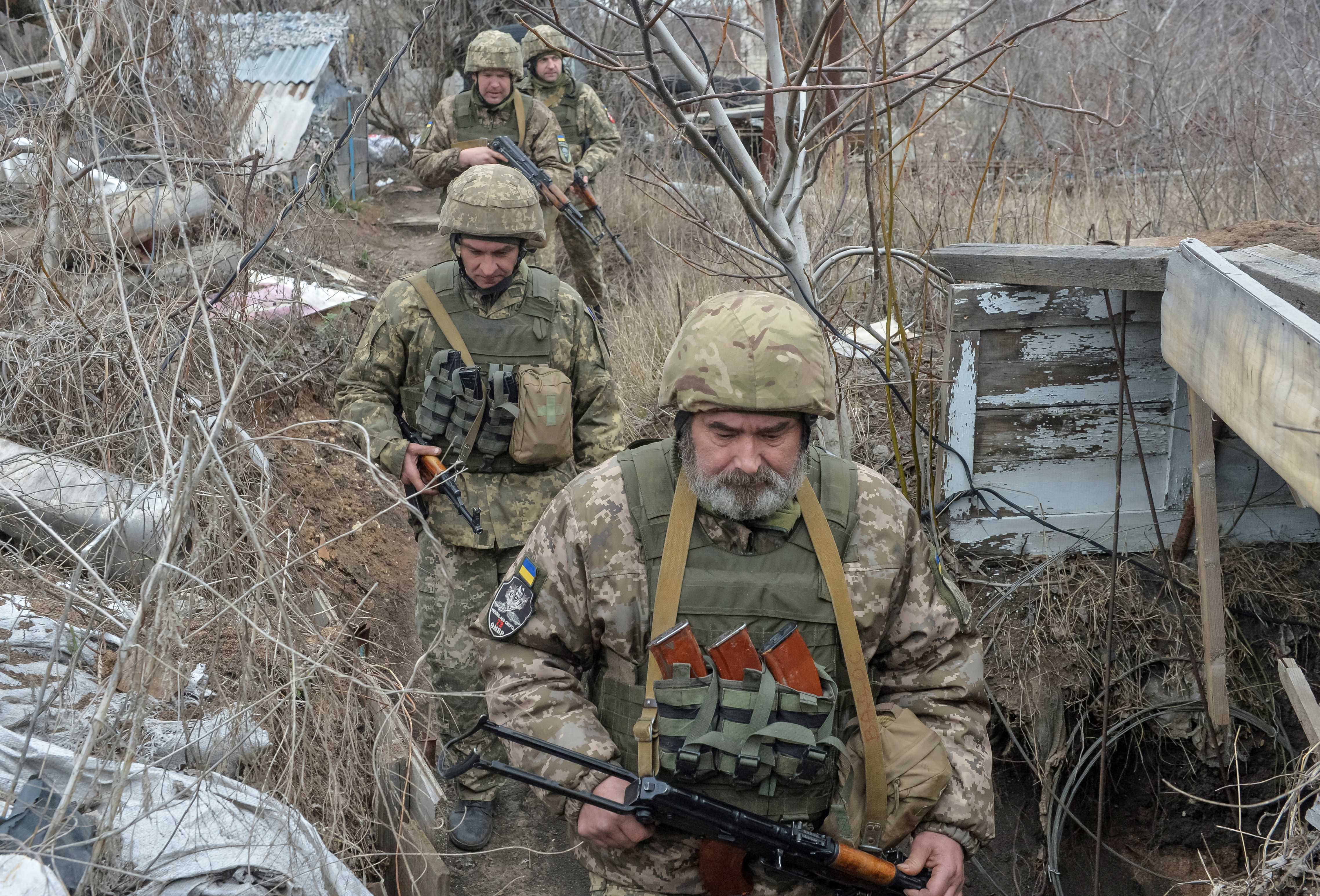 Miembros de las fuerzas armadas ucranianas caminan en posiciones de combate en la línea de separación de los rebeldes prorrusos cerca de Donetsk (REUTERS/Oleksandr Klymenko)