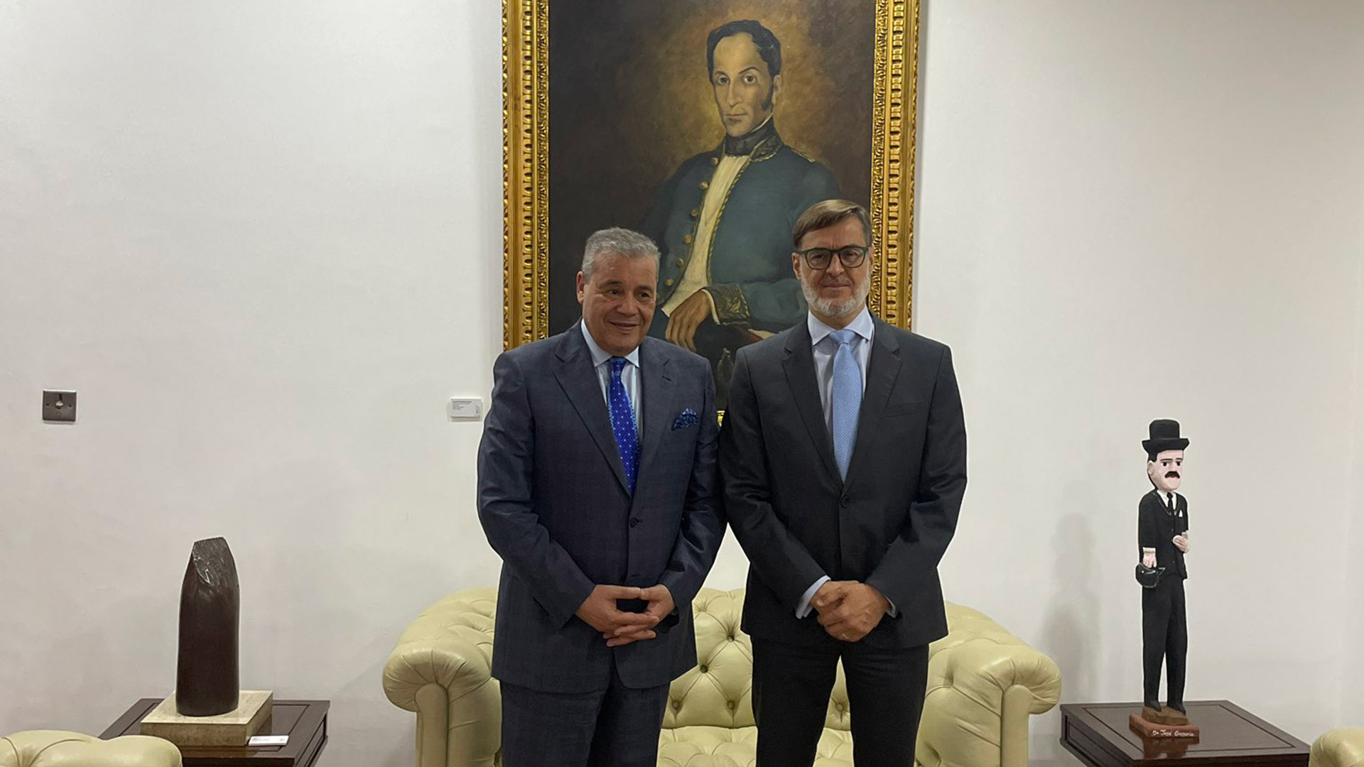 Félix Plasencia, Canciller de Venezuela, con el embajador de Argelia en Caracas Abdelkader Hadjazi