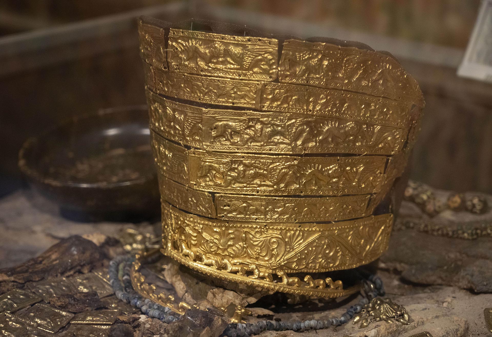 Un tocado ceremonial dorado del siglo IV a.C., un antiguo tesoro del túmulo funerario de un rey escita, se exhibe en el Museo de Tesoros Históricos de Kiev, Ucrania, el viernes 2 de septiembre de 2022.  (AP Foto/Efrem Lukatsky)y)
