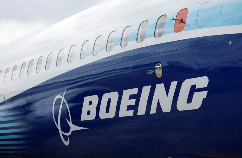 Imagen de archivo del logotipo de Boeing en el lateral de un Boeing 737 MAX en el Salón Aeronáutico Internacional de Farnborough, en Farnborough, Reino Unido. 20 de julio, 2022. REUTERS/Peter Cziborra/Archivo