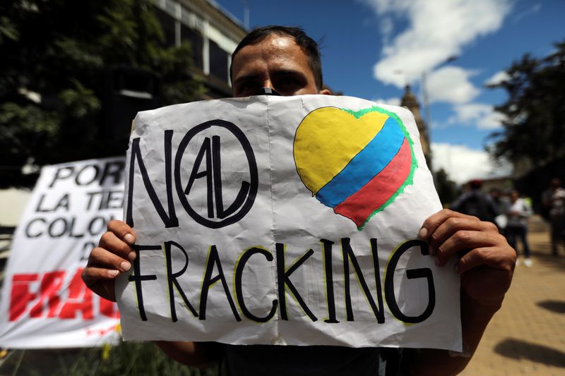 Foto de archivo. Un hombre sostiene un cartel durante una protesta contra el fracking en Bogotá, Colombia, 7 de junio, 2019. REUTERS/Luisa González