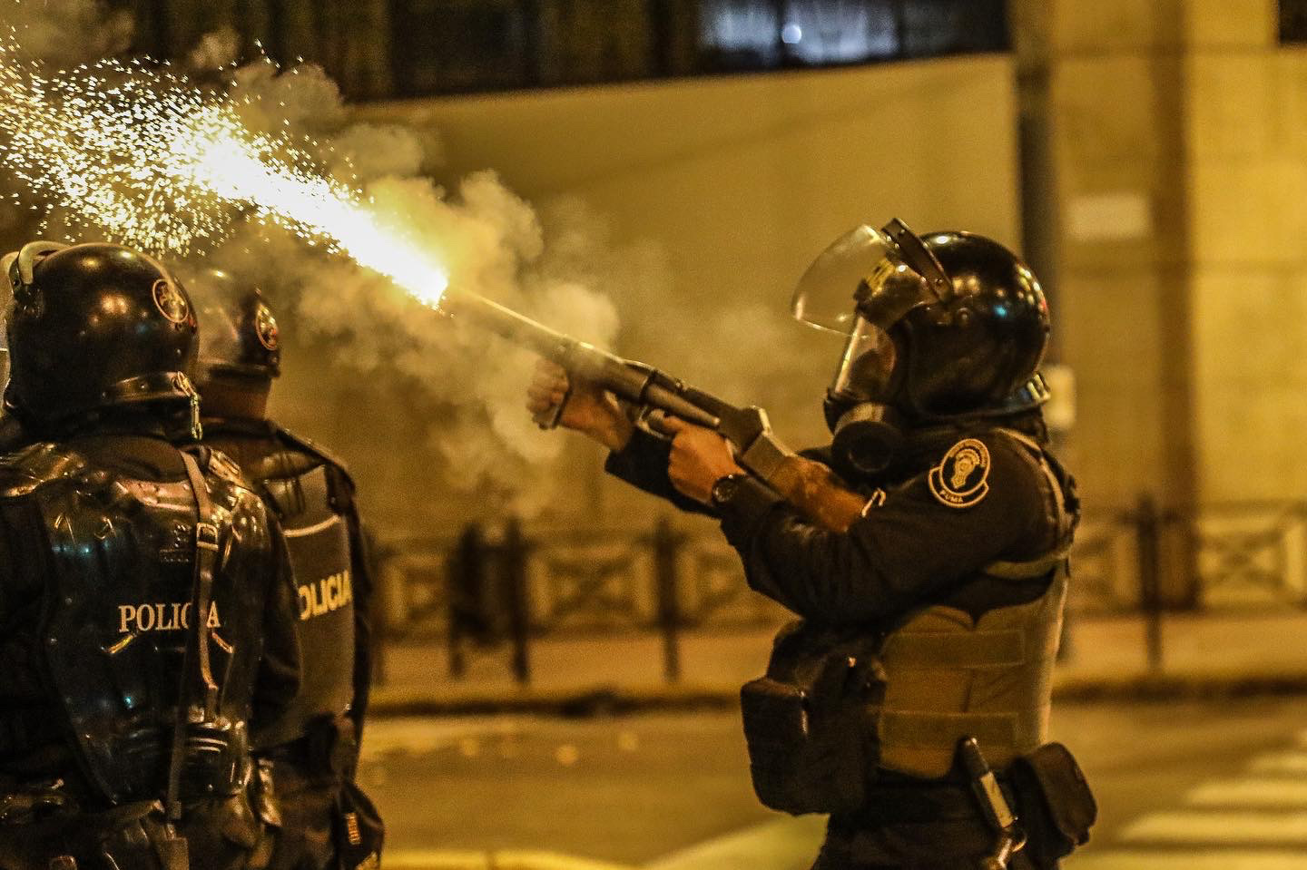 Policía disparó a corta distancia contra manifestantes en protesta del lunes 12 de diciembre, que buscan nuevas elecciones generales. (Aldair Mejía/EFE)