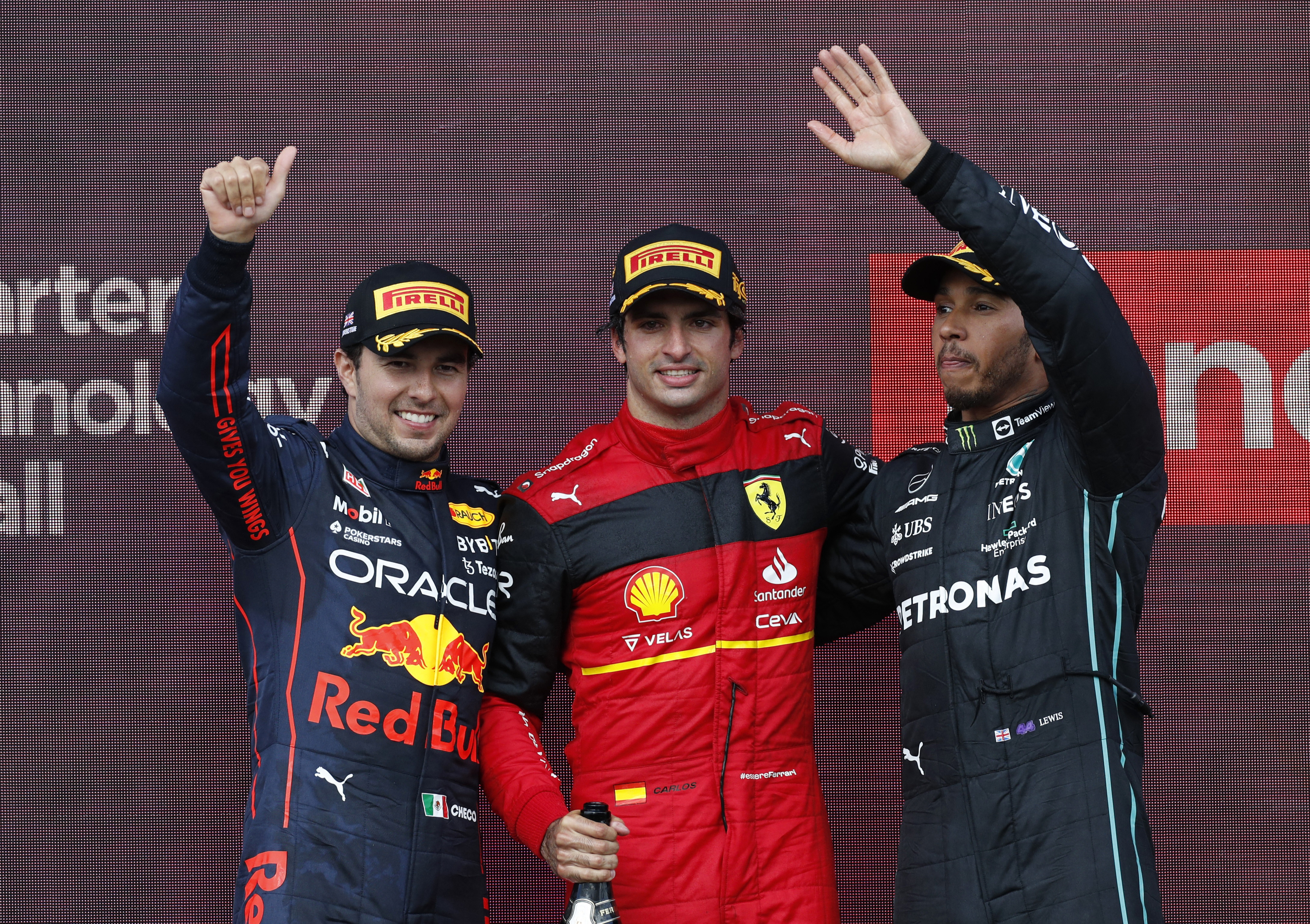 Sergio "Checo" Pérez, Carlos Sainz y Lewis Hamilton celebrando en el podio (REUTERS/Andrew Boyers)