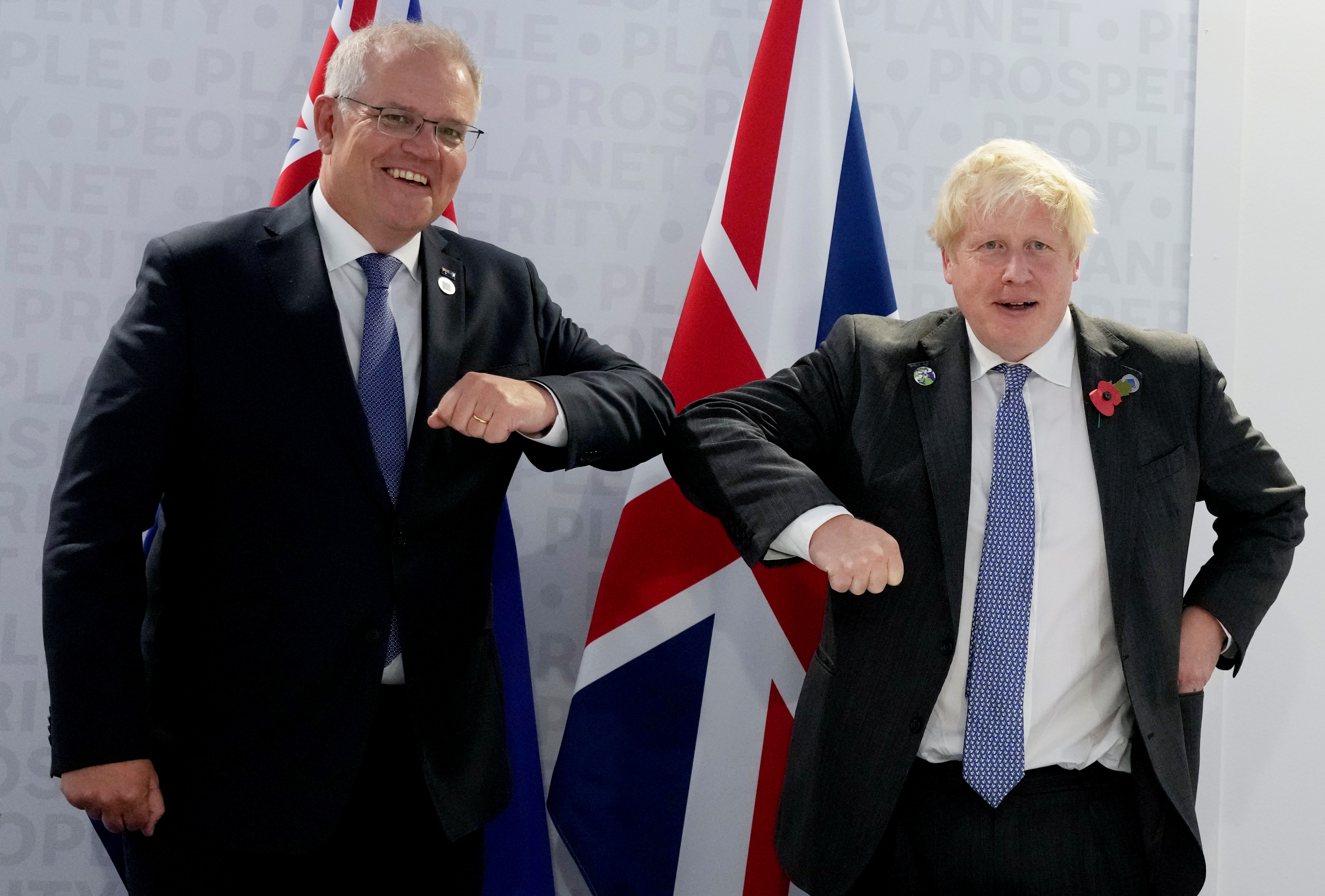 El primer ministro de Gran Bretaña, Boris Johnson, posa con su homólogo de Australia, Scott Morrison, antes de una reunión bilateral al margen de la cumbre del G20 en Roma, Italia, el 30 de octubre de 2021 (Kirsty Wigglesworth/Pool vía REUTERS)