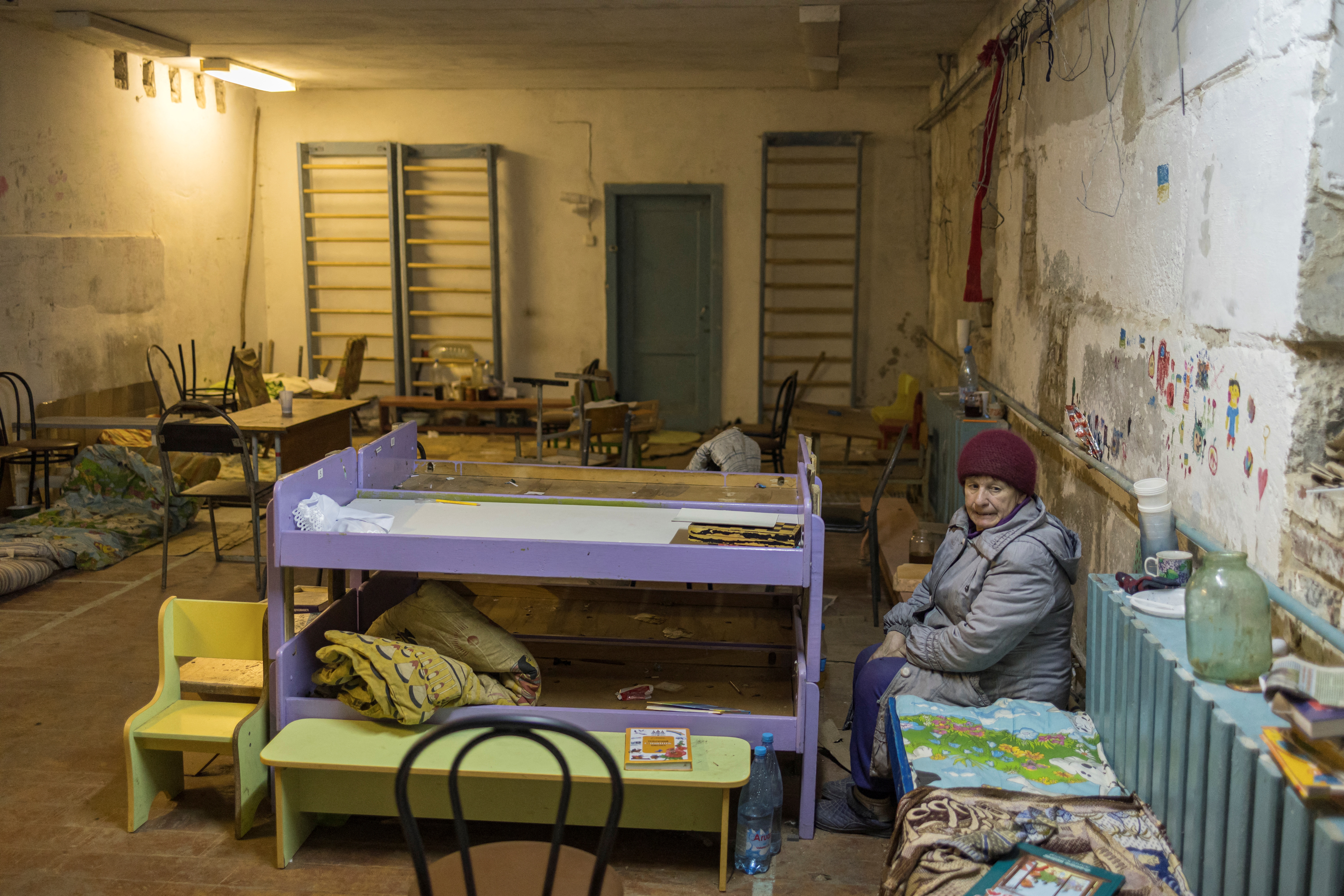 Tamara Klymchuk, de 64 años, sentada en el sótano de la escuela