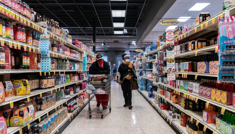 FOTO DE ARCHIVO: Compradores, en un supermercado con máscaras para ayudar a frenar la propagación de la enfermedad coronavirus (COVID-19) en el norte de St. Louis, Misuri, Estados Unidos. 4 de abril de 2020.  REUTERS/Lawrence Bryant