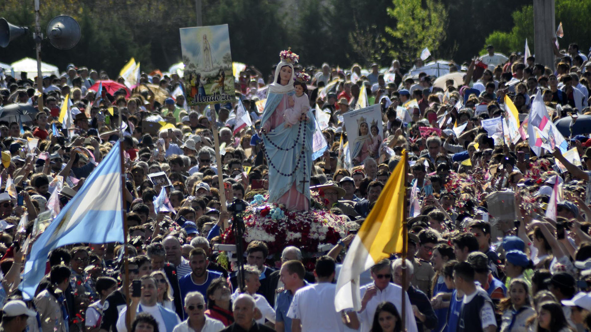 En la ciudad bonaerense de San Nicolás, se realiza cada año una nueva muestra de fe por la Virgen del Rosario, con la tradicional procesión y una misa FOTO NA: GENTILEZA DIEGO DORADO-DIARIO NORTE zzzz