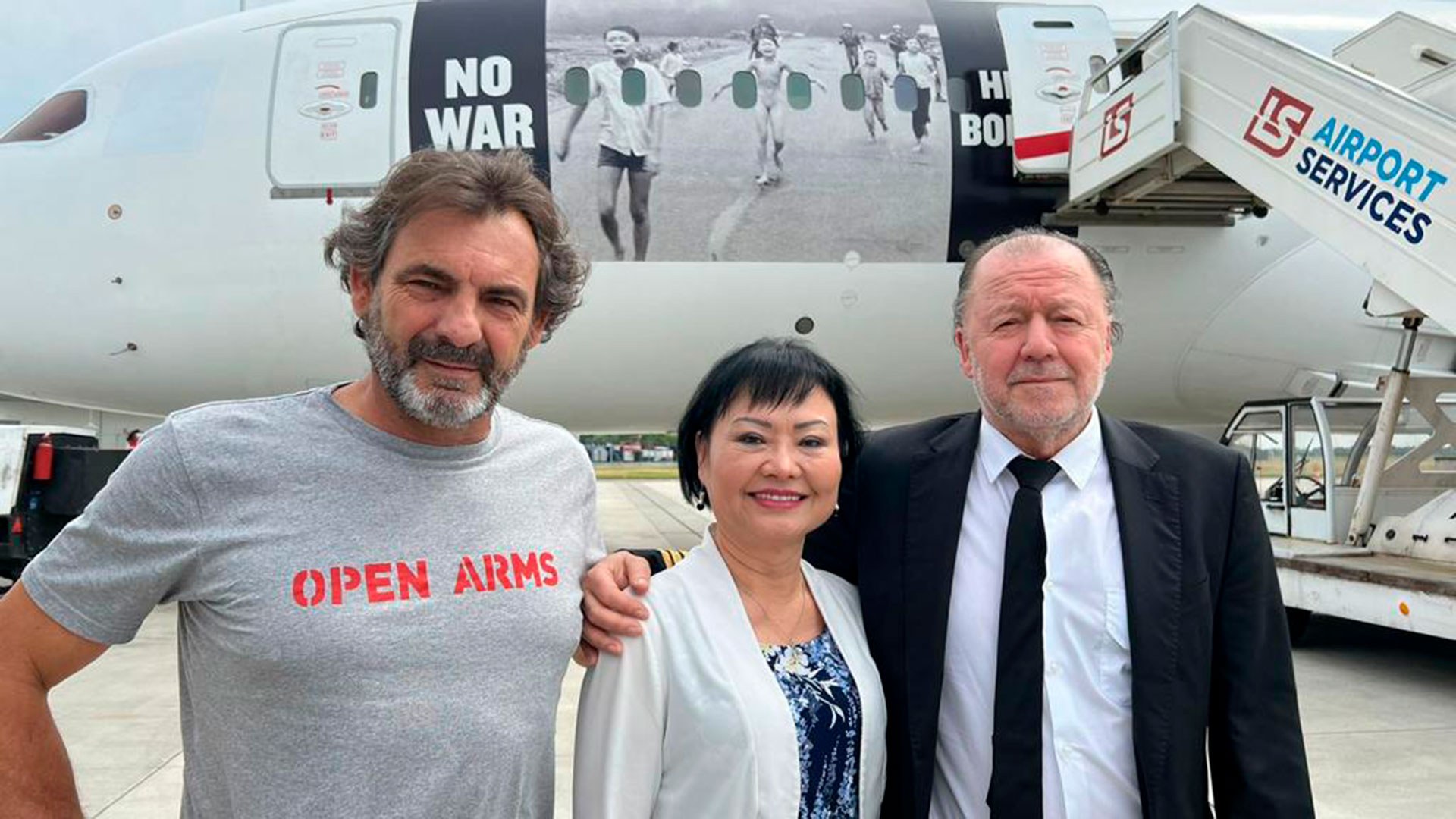 Kim y Enrique Piñeyro junto a Óscar Camps, fundador y director de Open Arms, una ONG catalana dedicada a rescatar migrantes del mediterráneo