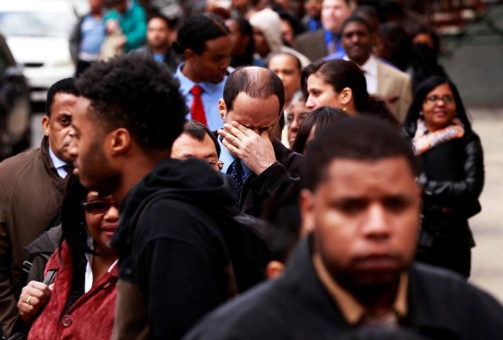 Un hombre se frota los ojos mientras espera en una fila para asistir a la feria de empleo Dr. Martin Luther King Jr., realizada por el Departamento de Trabajo del Estado de Nueva York, en Estados Unidos. 12 de abril de 2012 (REUTERS/Lucas Jackson)