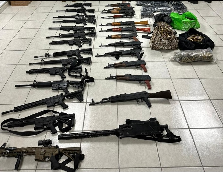 In addition to the doses of cocaine, 27 long weapons were found (Photo: Sedena)