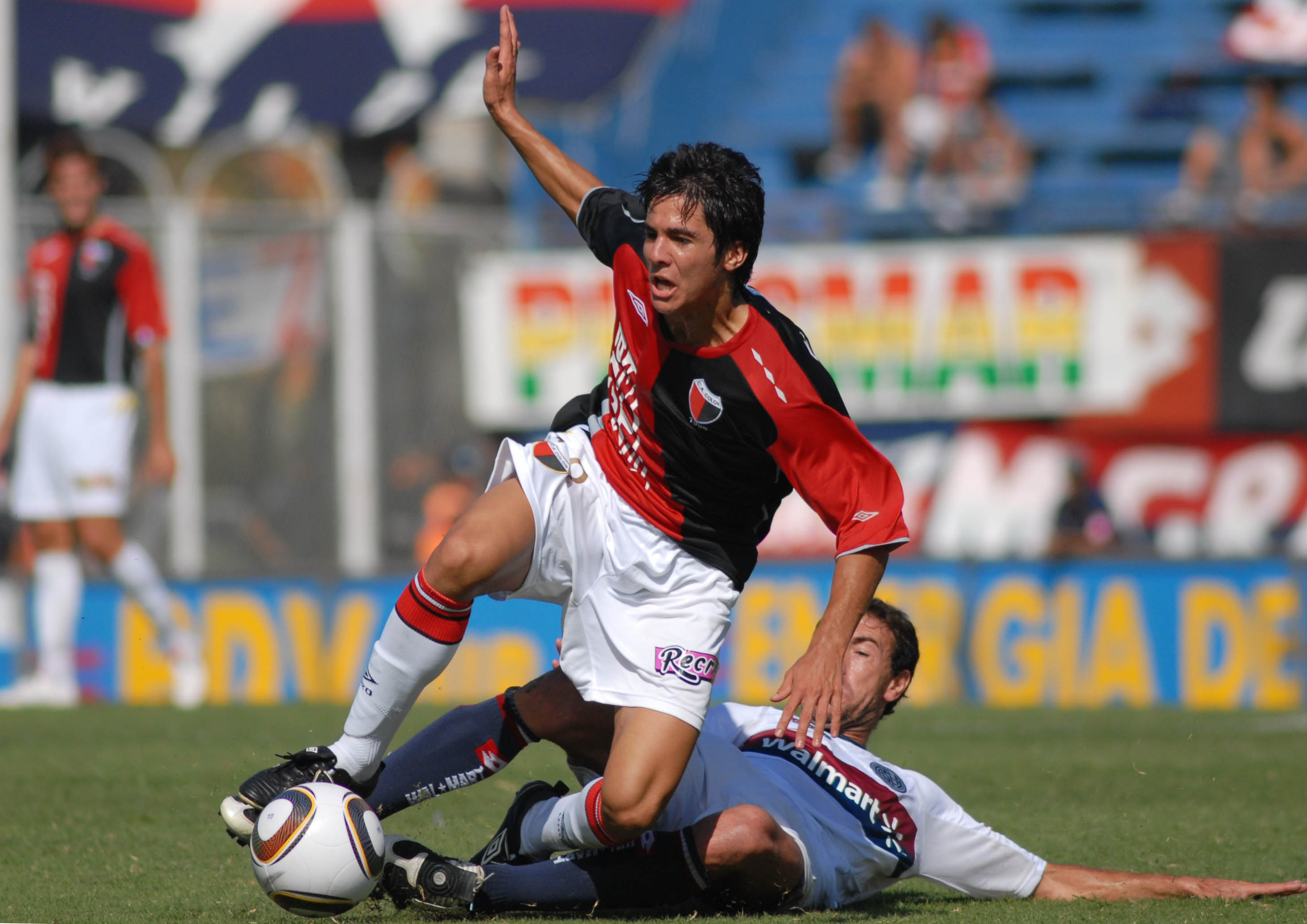 Fue figura del fútbol argentino, convirtió dos goles en la Selección de Maradona y hoy se dedica a la venta de ropa deportiva