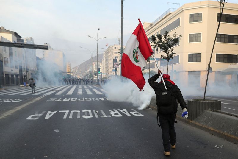 Perú enfrenta una crisis política que ha llevado a los ciudadanos a las calles. Aún no se ha anunciado un incremento en su salario básico (REUTERS/Sebastian Castaneda)