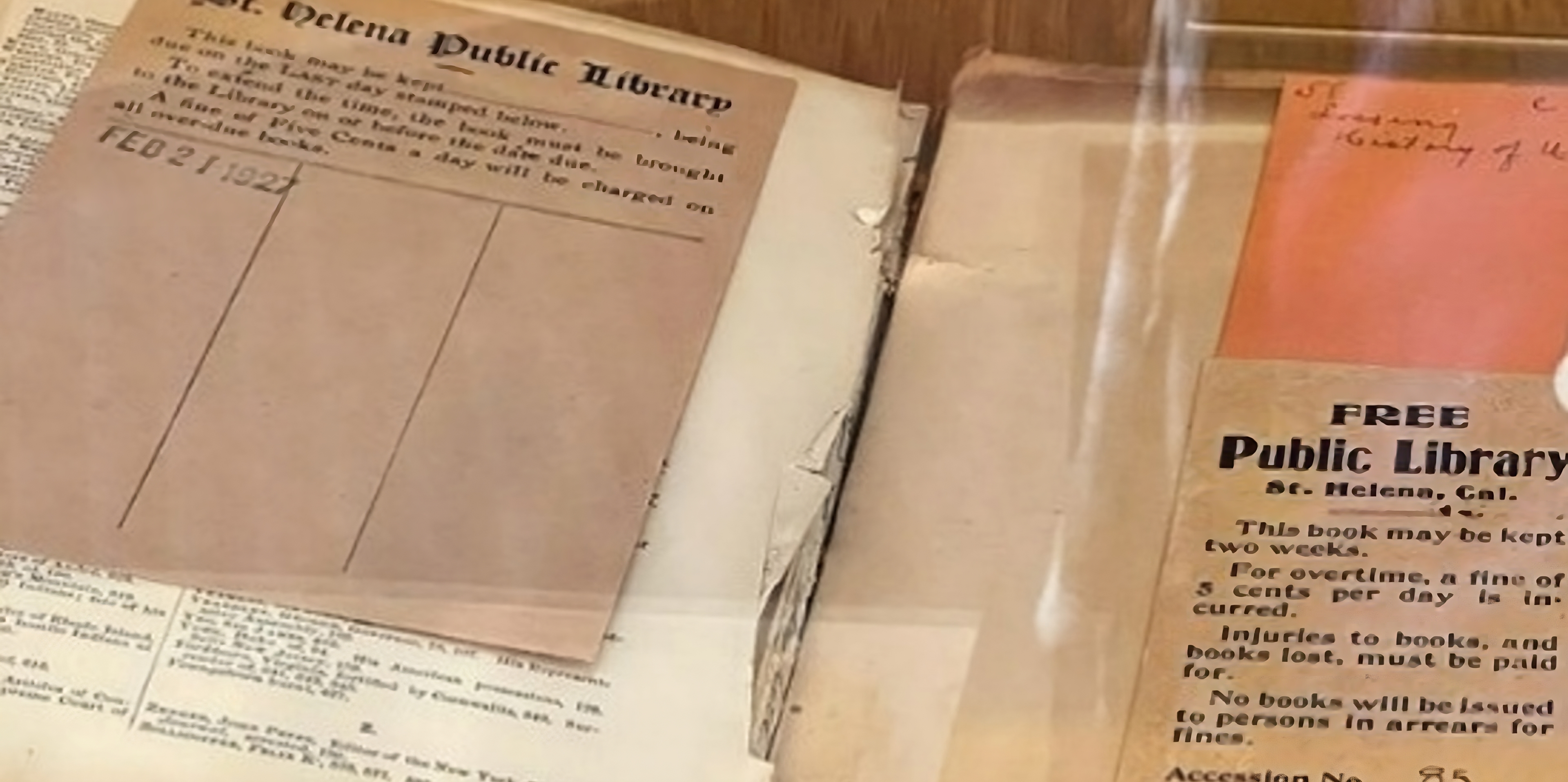 El libro fue tomado en préstamo en febrero de 1927. Alguien lo devolvió a la Biblioteca Pública de Santa Helena, en California, tras 96 años. (Captura de pantalla).