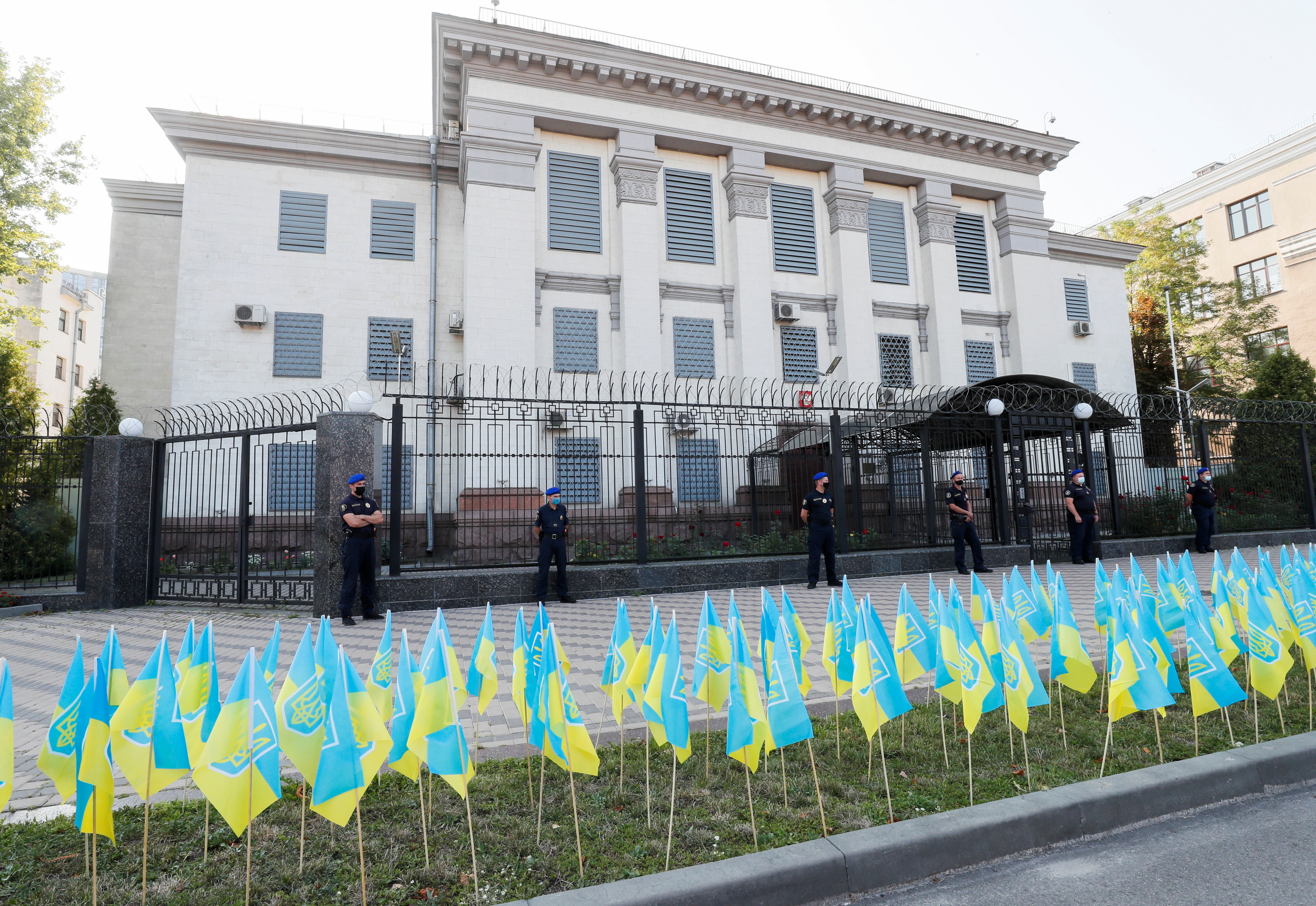Alrededor de 150 banderas ucranianas que simbolizan a 14.000 personas muertas en un conflicto entre las tropas ucranianas y las fuerzas separatistas respaldadas por Rusia en la región oriental de Donbas desde 2014 se ven frente a la embajada rusa durante una manifestación en Kiev, Ucrania, 23 de agosto de 2021. REUTERS/Gleb Garanich