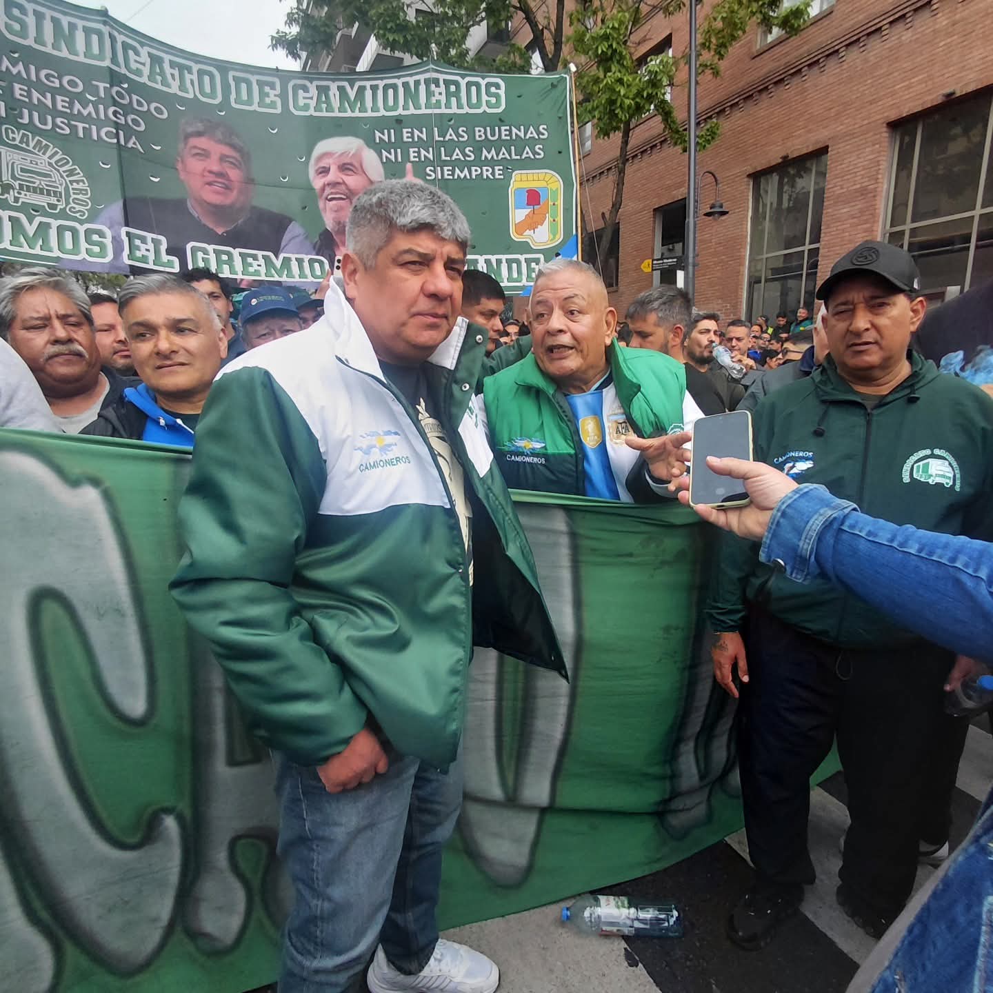 Camioneros presionó en la calle por las indemnizaciones de USD 200 millones, pero no se incluirán en los nuevos pliegos de la basura
