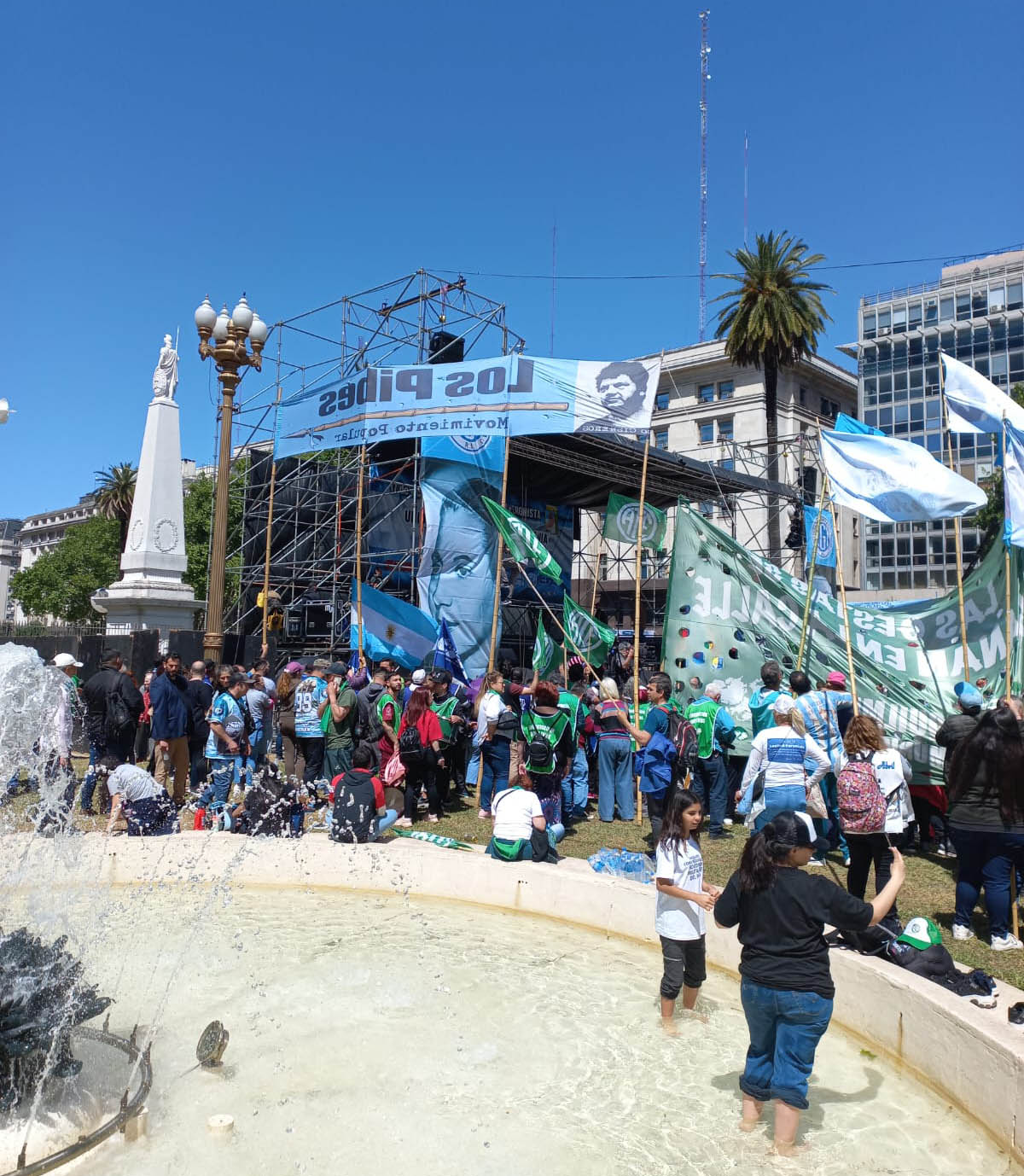 Militantes con los pies en la fuente de agua de Plaza de Mayo. Varias columnas ya llegaron para aguardar el inicio del acto convocado por La Cámpora y el PJ