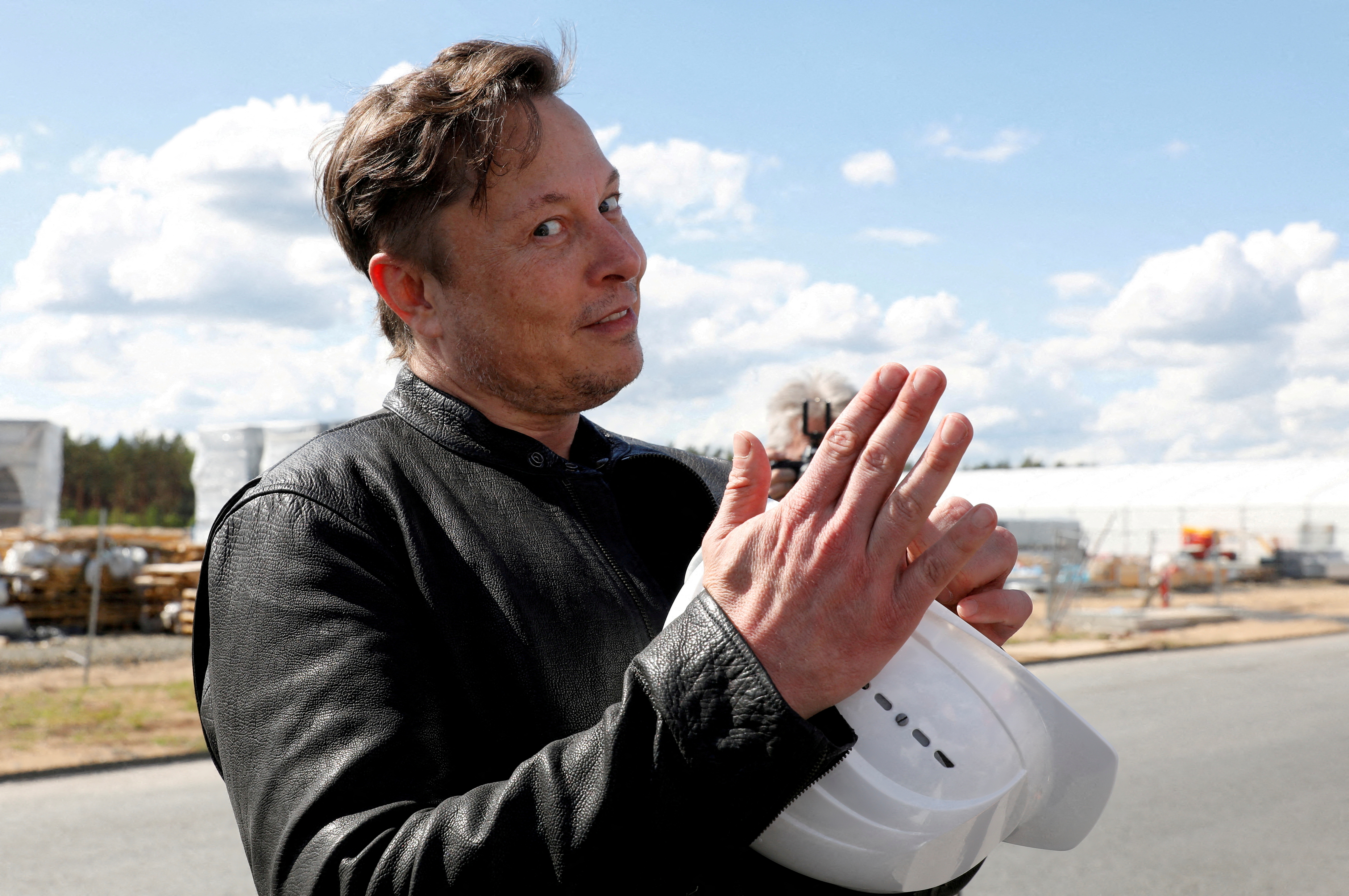 FOTO DE ARCHIVO: El fundador de SpaceX y consejero delegado de Tesla, Elon Musk, visita las obras de la gigafábrica de Tesla en Gruenheide, cerca de Berlín, Alemania, el 17 de mayo de 2021 (Reuters)