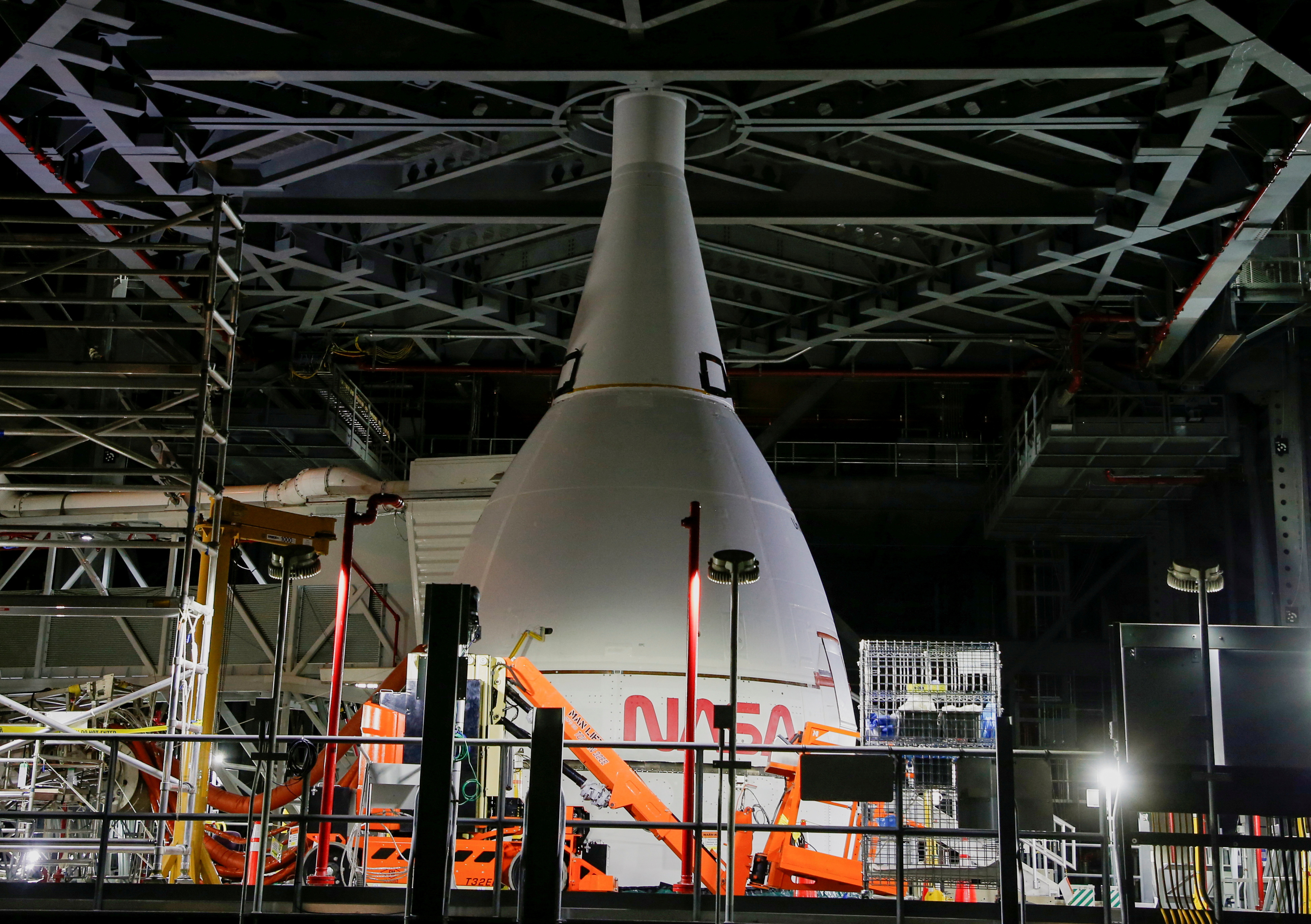FOTO DE ARCHIVO: La cápsula de tripulación Orion del cohete lunar del programa Artemis de la NASA se muestra dentro del enorme edificio de ensamblaje de vehículos en el Centro Espacial Kennedy en Cabo Cañaveral, Florida, EE. UU. 5 de noviembre de 2021. REUTERS/Joe Skipper/Foto de archivo