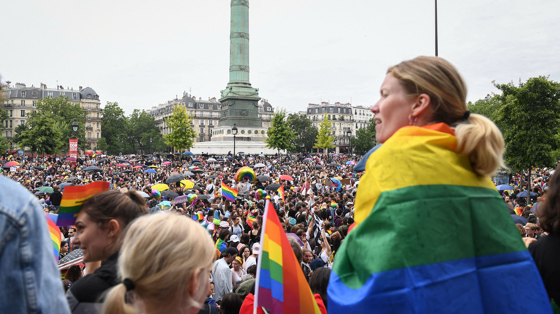 Una imagen de la marcha por el Orgullo LGBT+ realizada este sábado en París, en la que participaron varios de los artistas rusos exiliados (Alain JOCARD / AFP)