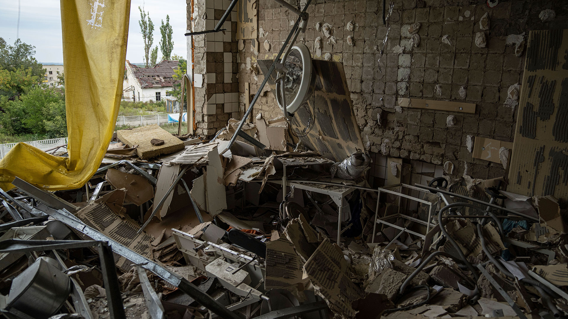 Los restos del departamento de cirugía destruido después del ataque ruso, en Izium (Foto AP/Evgeniy Maloletka)