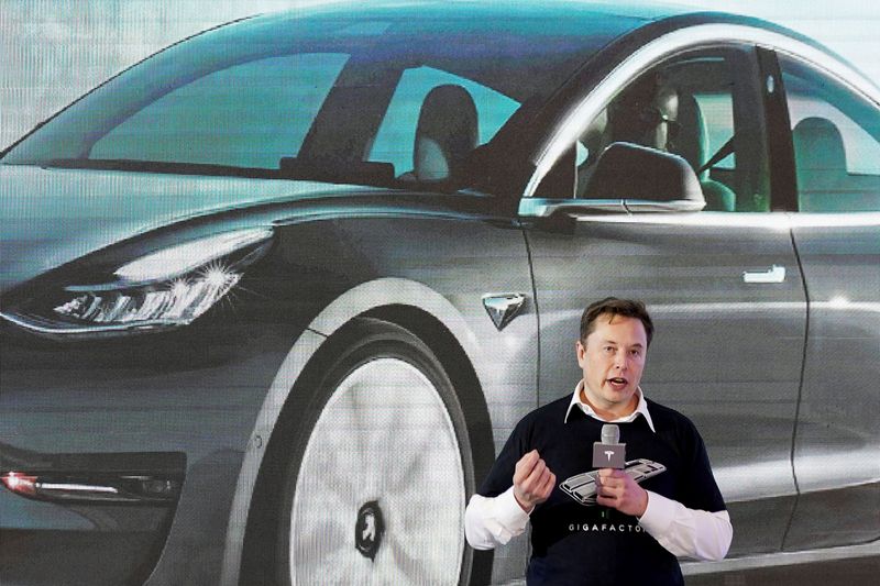 FOTO DE ARCHIVO: El CEO de Tesla Inc Elon Musk habla durante un evento de entrega de los coches Modelo 3 de Tesla fabricados en China en su fábrica en Shanghái, China, el 7 de enero de 2020. REUTERS/Aly Song