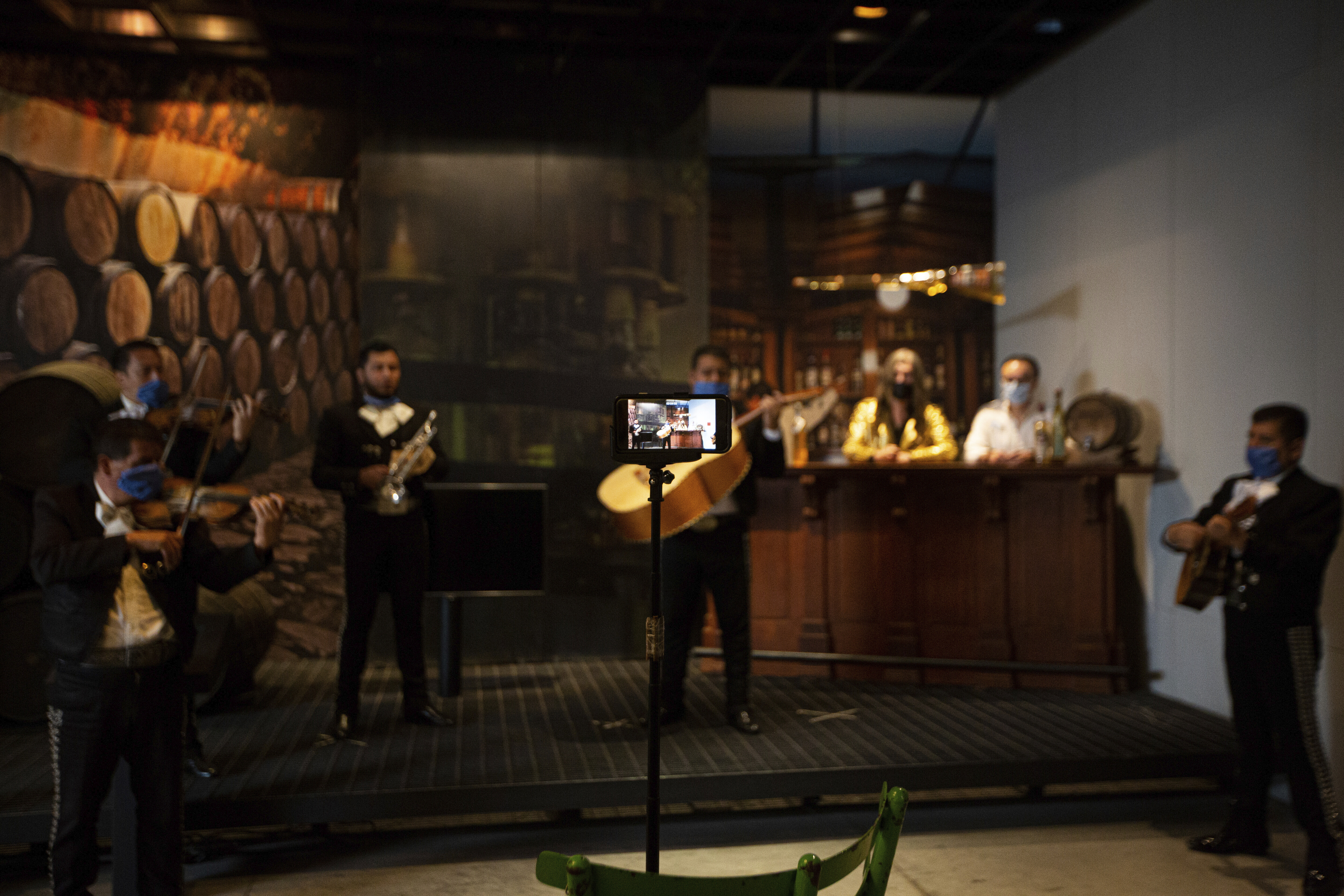 Un grupo de mariachis realiza un concierto en línea para celebrar el Día de la Madre en la Ciudad de México, el domingo 10 de mayo de 2020.(Foto: AP / Fernando Llano)