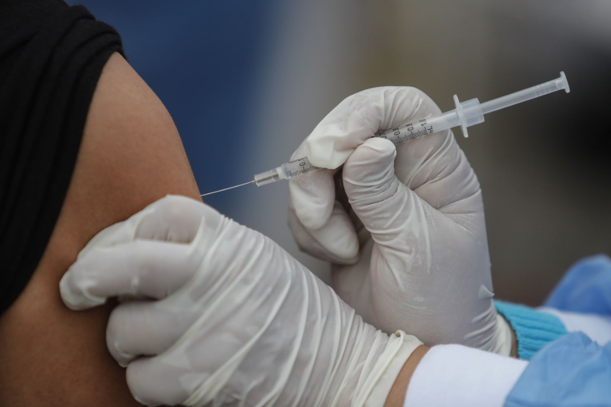 El consenso de los especialistas siempre fue que las vacunas disponibles autorizadas de emergencia no evitarían la enfermedad, sino que el fin era evitar los casos graves (Andina)