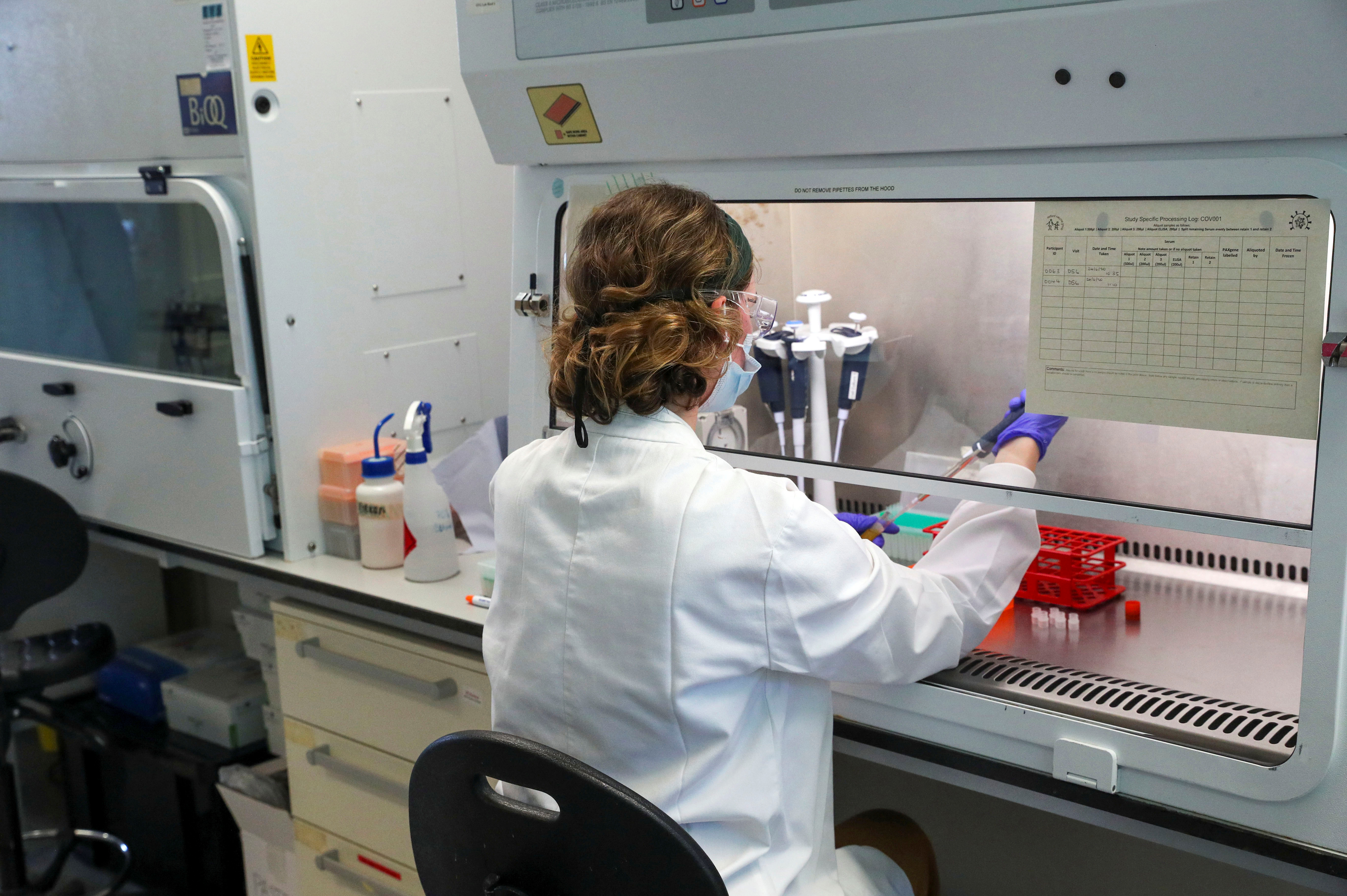 Una científica trabaja en el laboratorio de fabricación donde se ha producido una vacuna contra el coronavirus en el Hospital Churchill de Oxford, el 24 de junio de 2020 (Steve Parsons/Pool vía REUTERS)