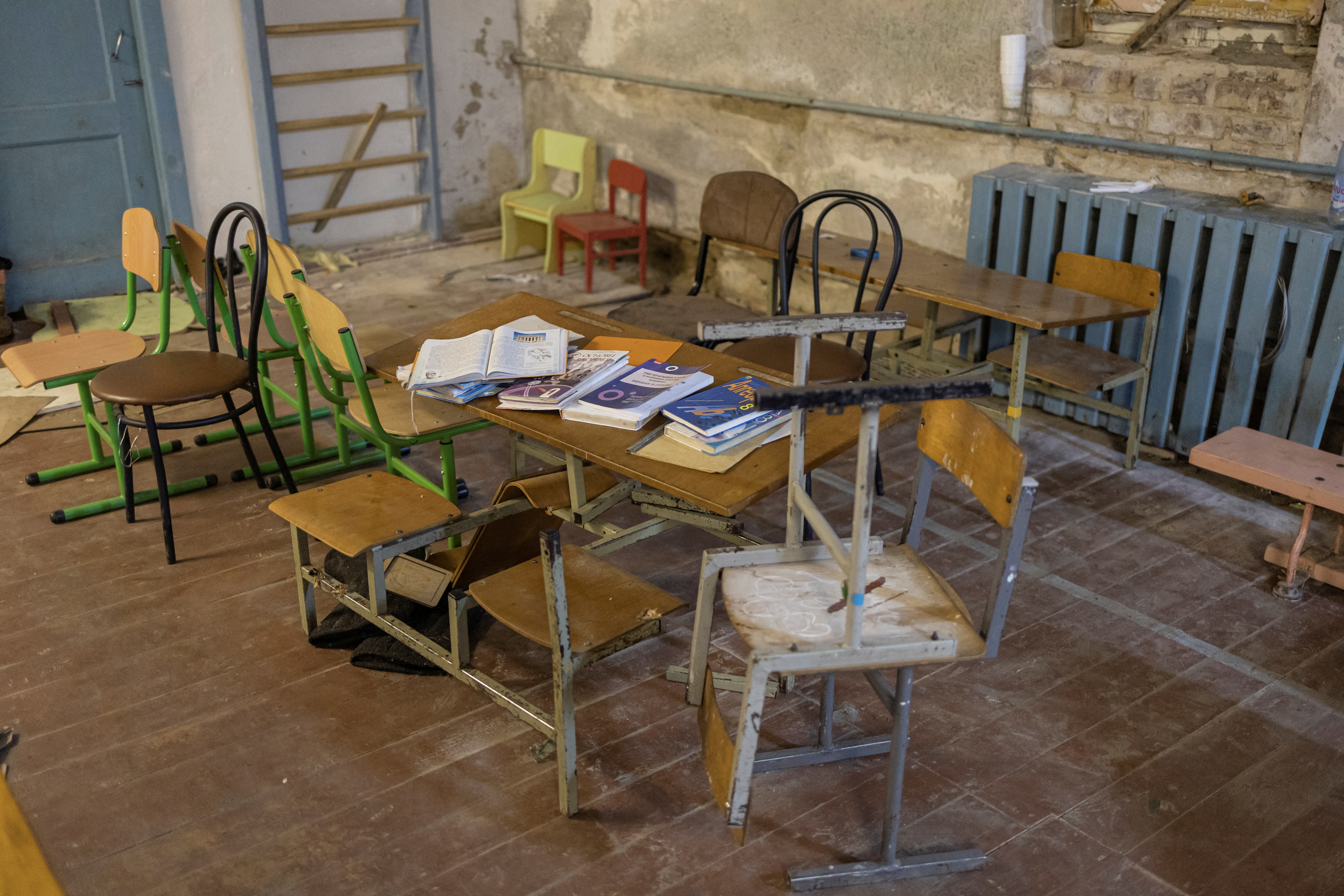 Se ven sillas y mesas dentro del sótano de una escuela, mientras continúa la invasión rusa de Ucrania, en el pueblo de Yahidne, cerca de Chernihiv, Ucrania, 6 de abril de 2022. REUTERS/Marko Djurica 