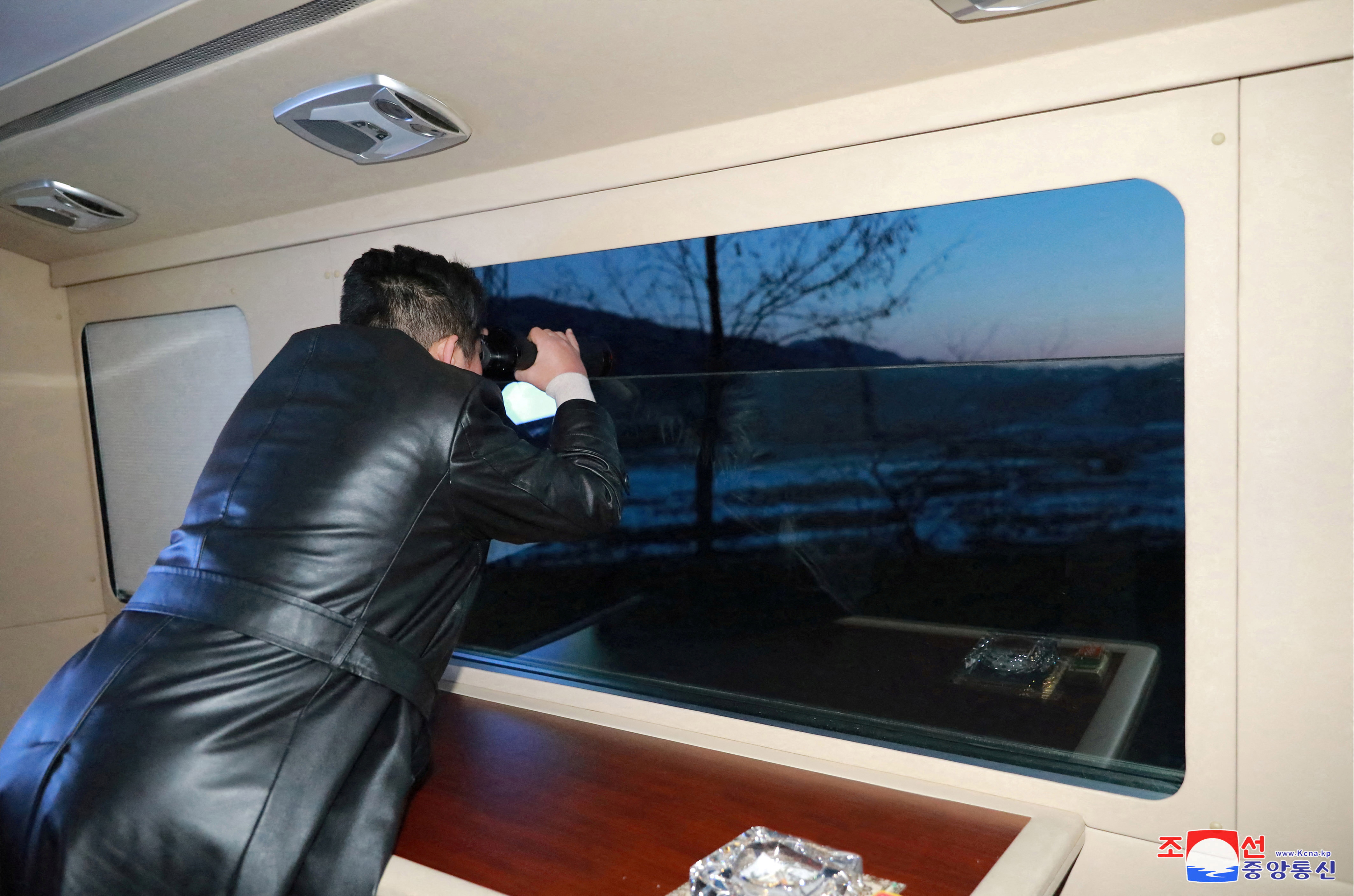 Kim Jong-un asistiendo al ensayo de este miércoles (KCNA via REUTERS)