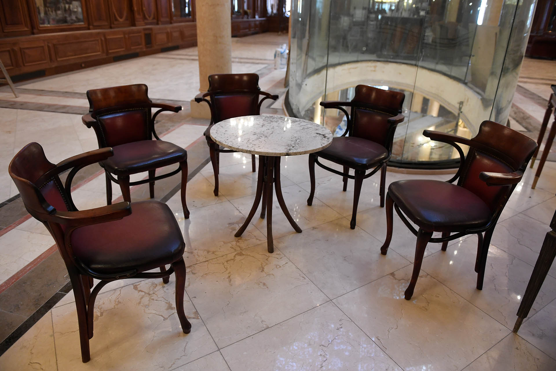 El mobiliario es original. En los salones se conservan las sillas thonet. También hay mesas un poco más modernas que las Luis XVI. También hay un piano de 1908 (Maximiliano Luna)