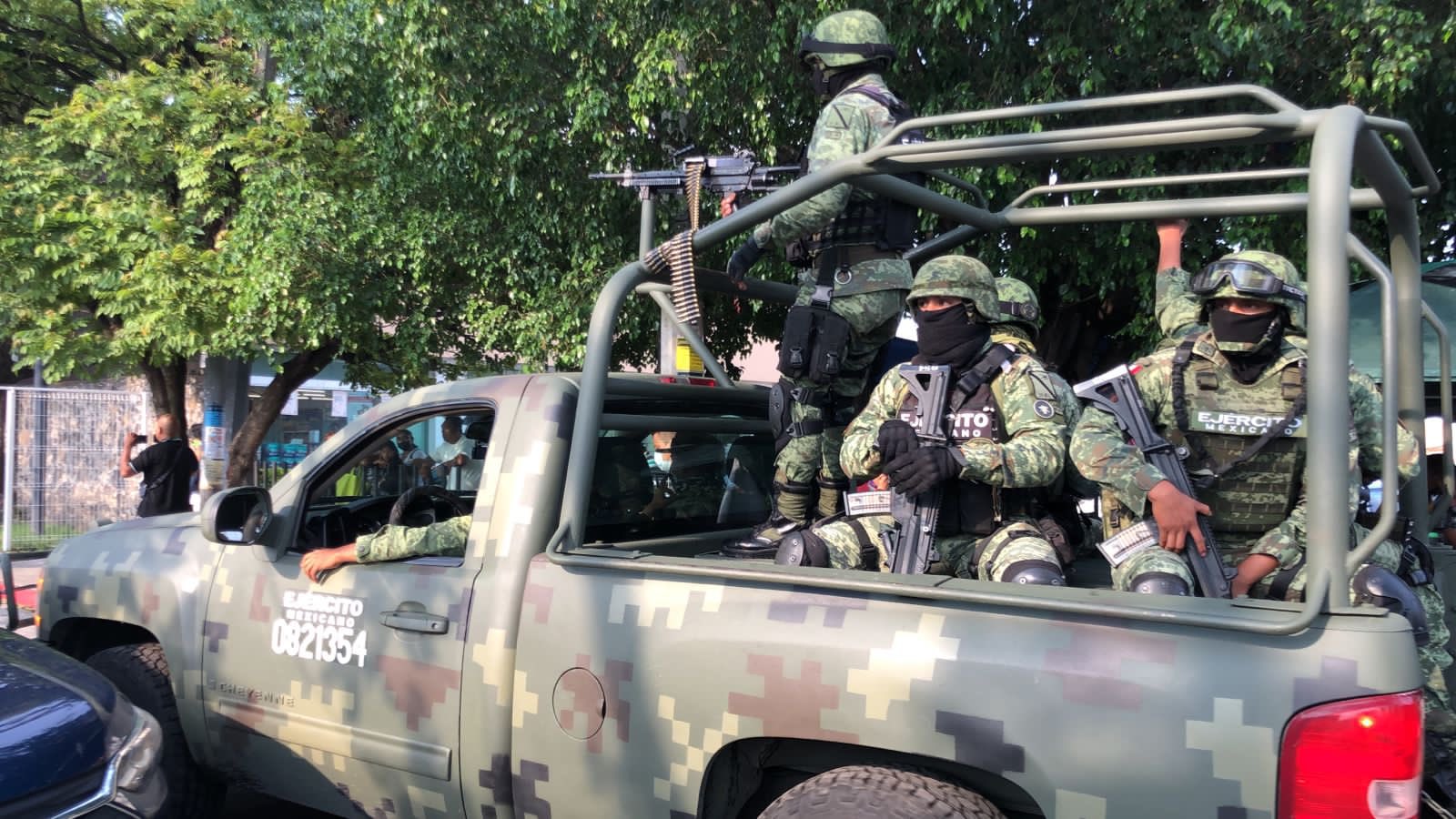 Elementos del Ejército desplegaron operativos de seguridad tras los reportes de disparos en Plaza Fórum. (Foto: IrradiaMorelos)