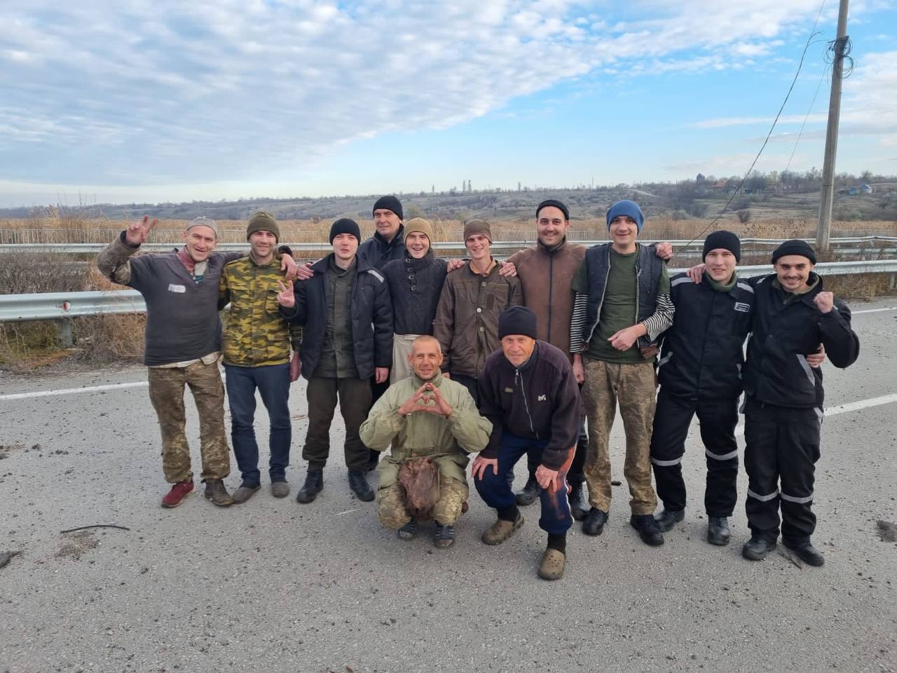 Entre los 107 militares ucranianos liberados se encuentran soldados de la Armada ucraniana, del Servicio de Seguridad del Estado, la Policía Nacional y la Guardia Nacional, así como tres del batallón Azov. (Telegram Andriy Yermak)