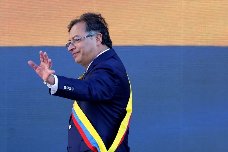 El presidente de Colombia, Gustavo Petro, gesticula durante su ceremonia de investidura en la Plaza Bolívar, en Bogotá, Colombia, 7 de agosto, 2022. REUTERS/Luisa González