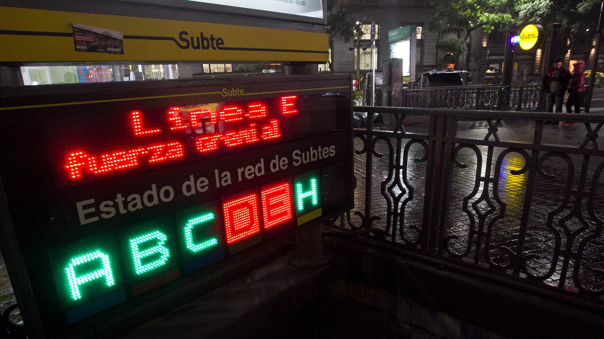 Hoy a la tarde: paro y apertura de molinetes en las líneas E, D y Premetro
