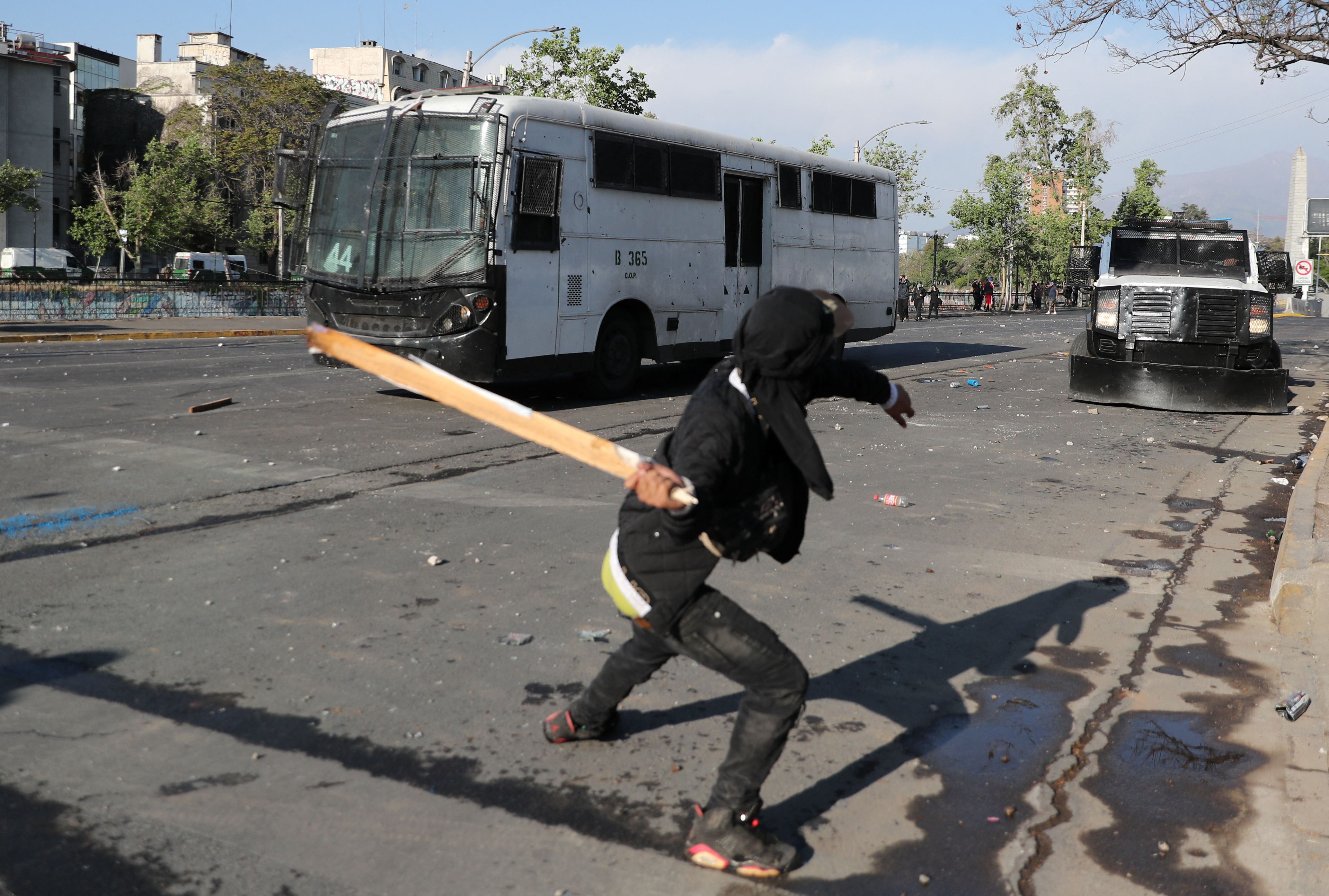 Los primeros disturbios de la jornada del martes provocaron el cierre del metro en la capital  REUTERS/Ivan Alvarado