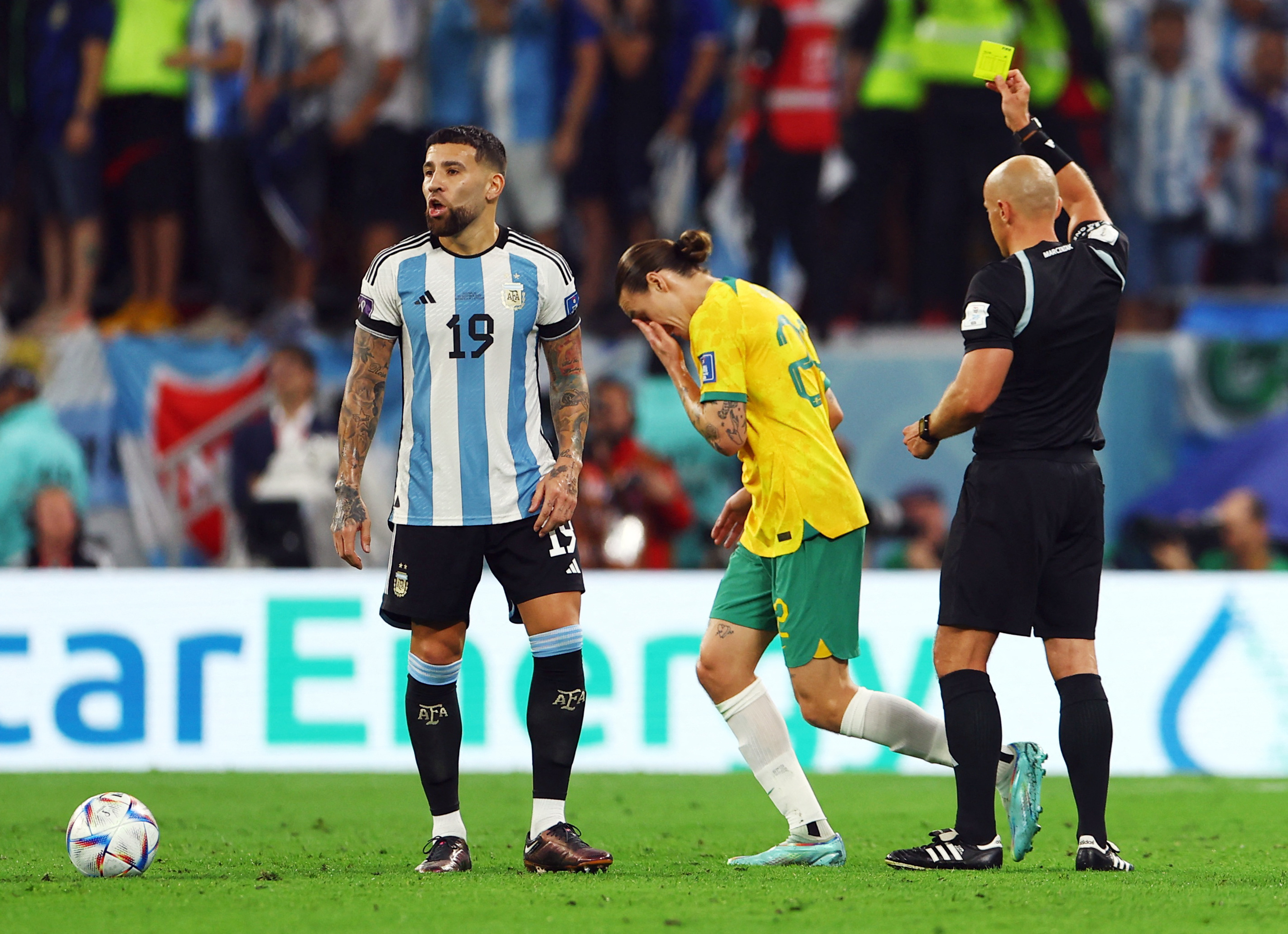 Szymon Marciniak amonestó a Irvine en los australianos (REUTERS/Molly Darlington)