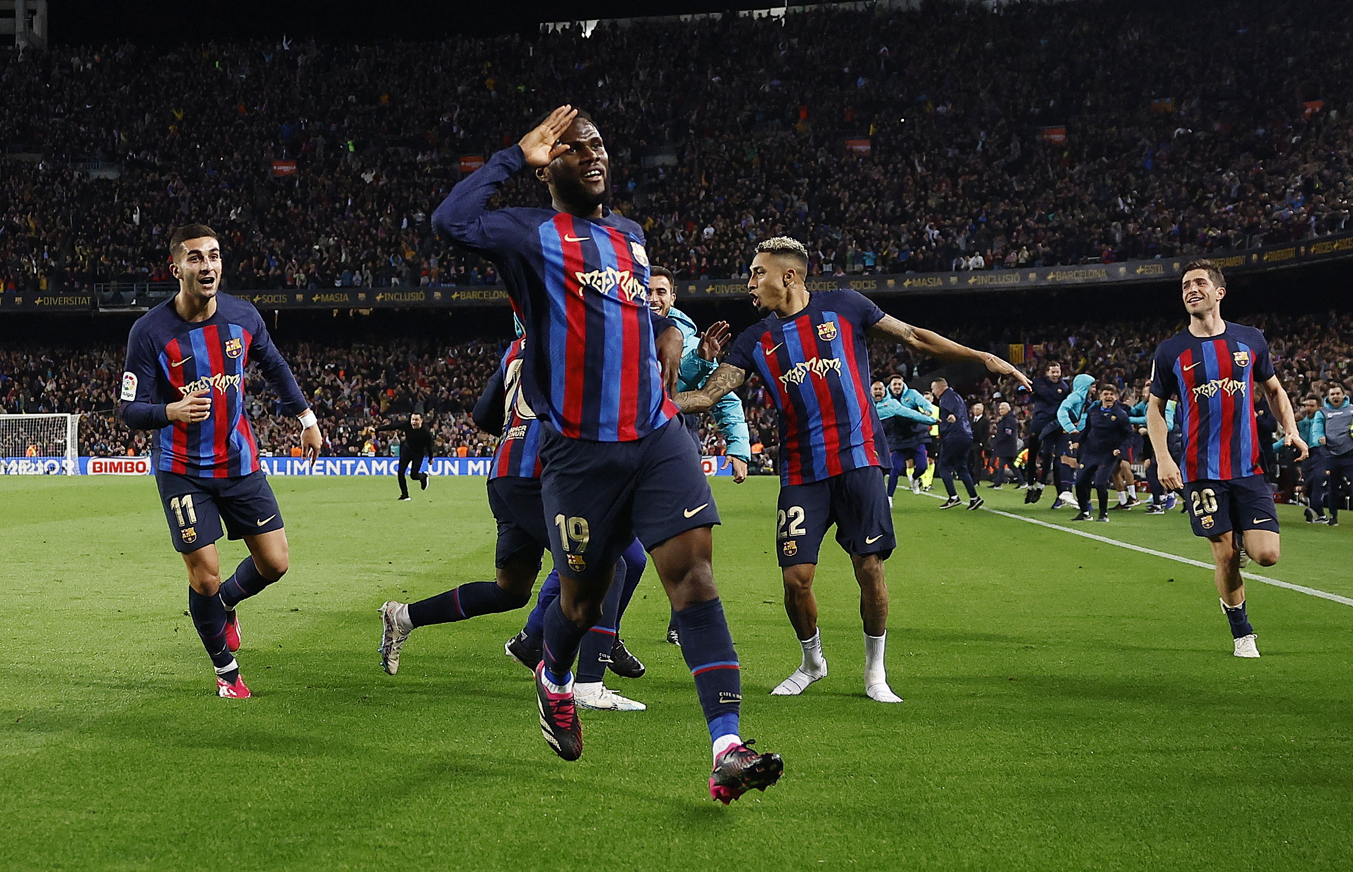 El Barcelona derrotó 2-1 al Real Madrid en el Camp Nou y dio un gran paso para conquistar La Liga