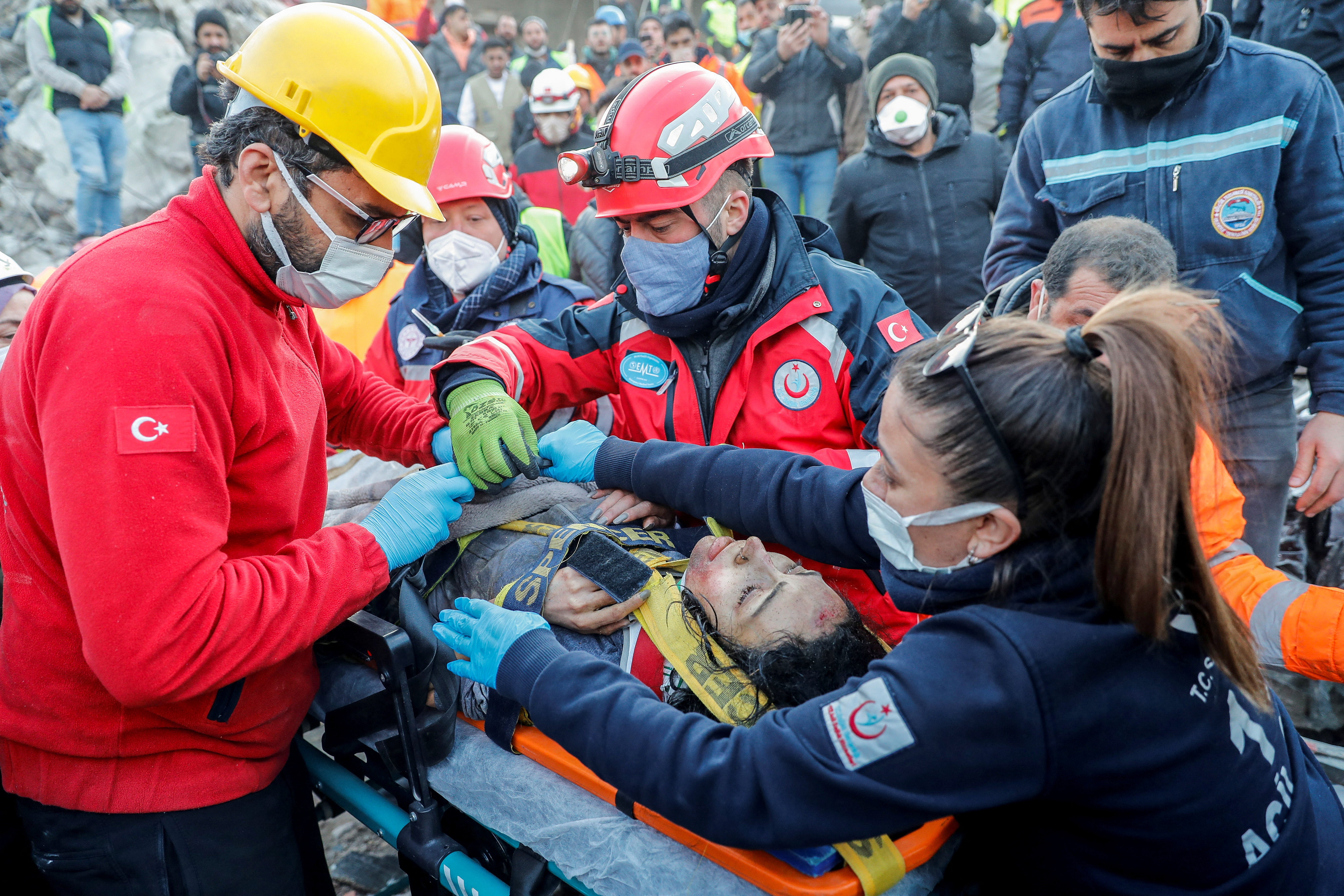 Los rescatistas ayudan a Rabia Ofkeli, una mujer de 27 años, después de un terremoto mortal en Hatay, Turquía. REUTERS/Kemal Aslan